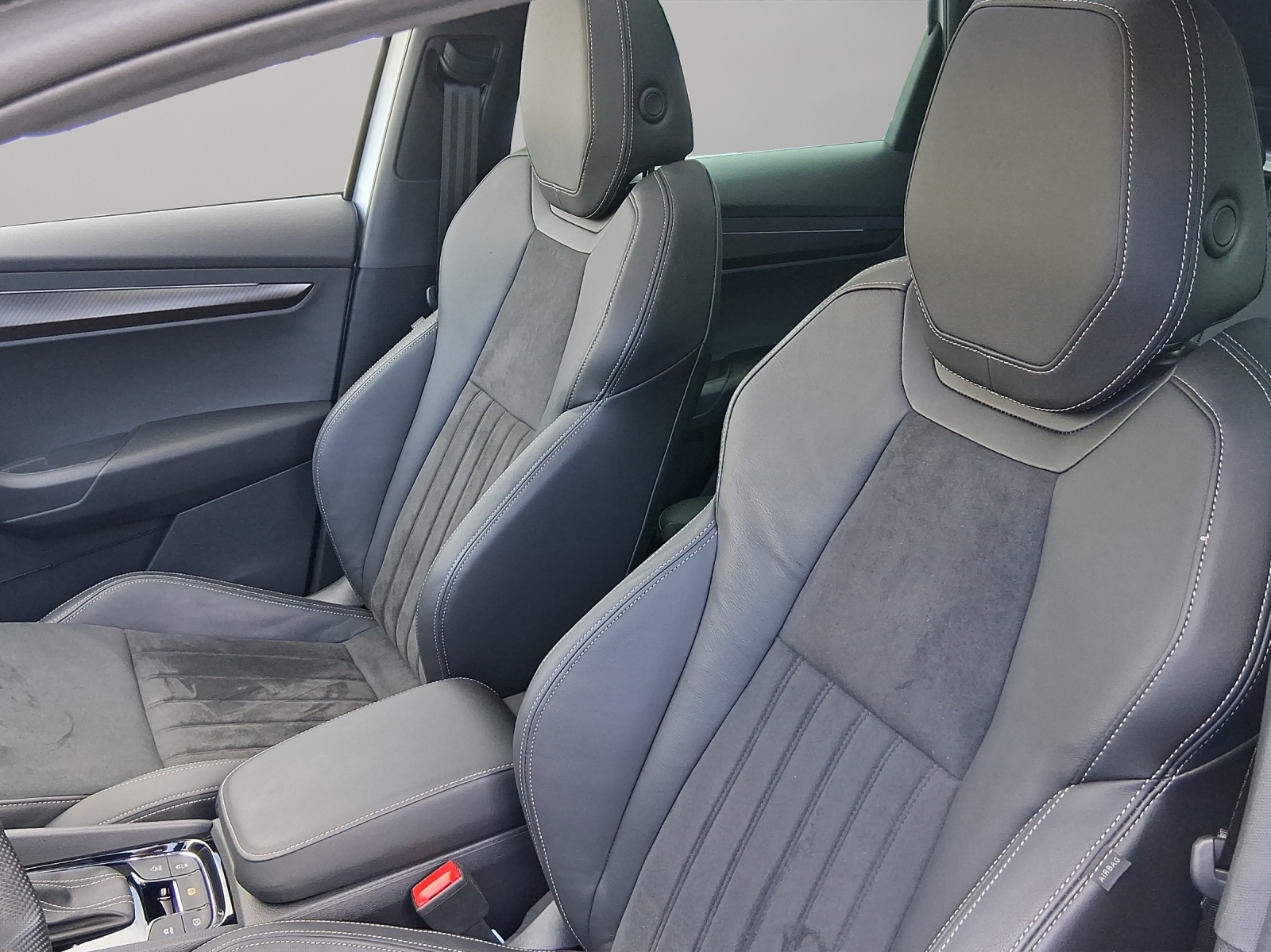 SKODA Karoq 2.0 TSI SportLine 4x4 DSG-image-8