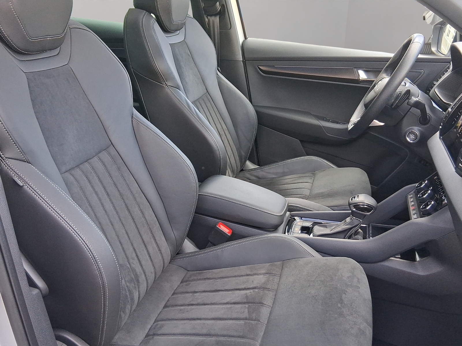 SKODA Karoq 2.0 TSI SportLine 4x4 DSG-image-17