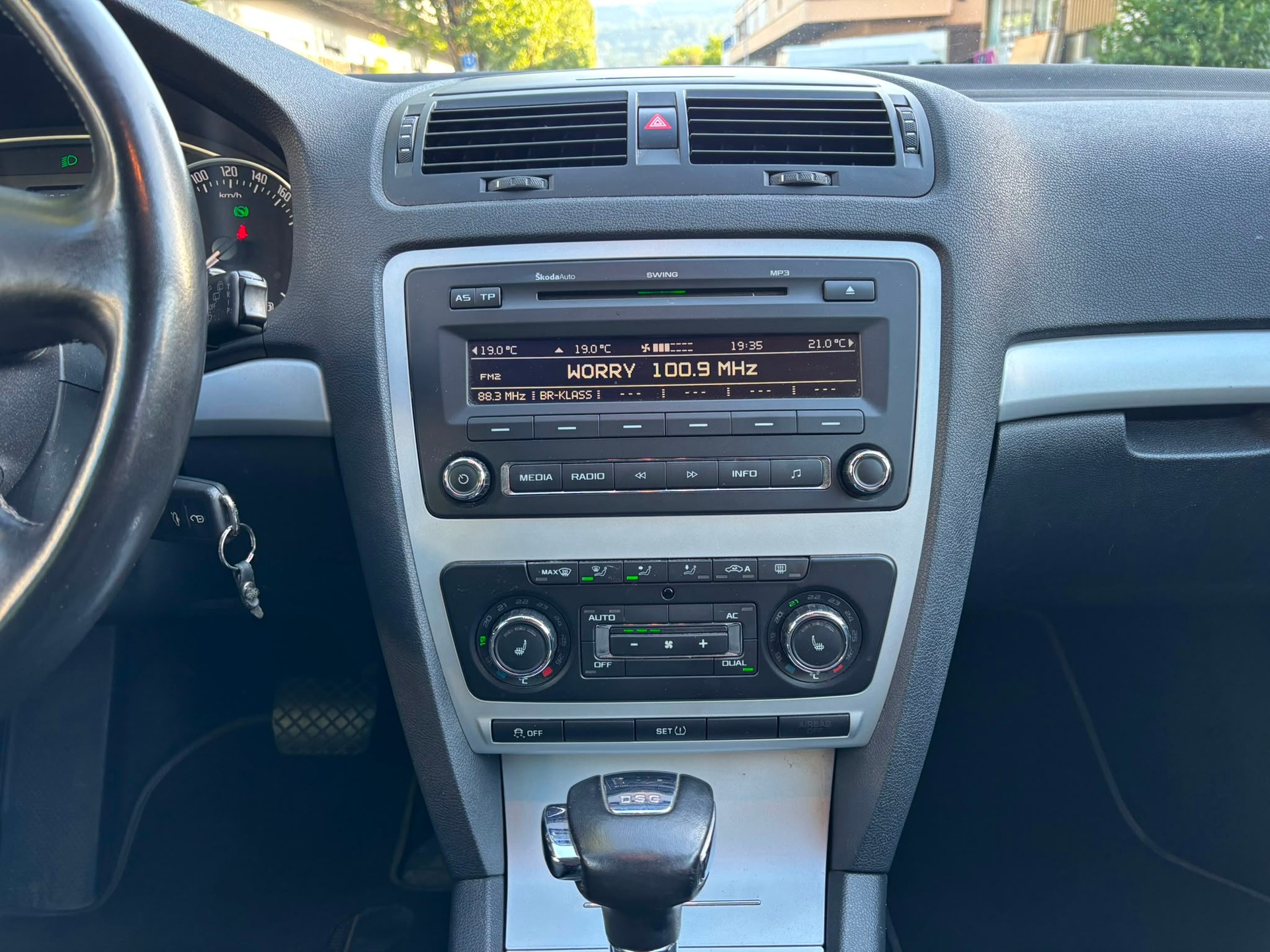 SKODA Octavia 1.6 TDI Elegance DSG-image-12