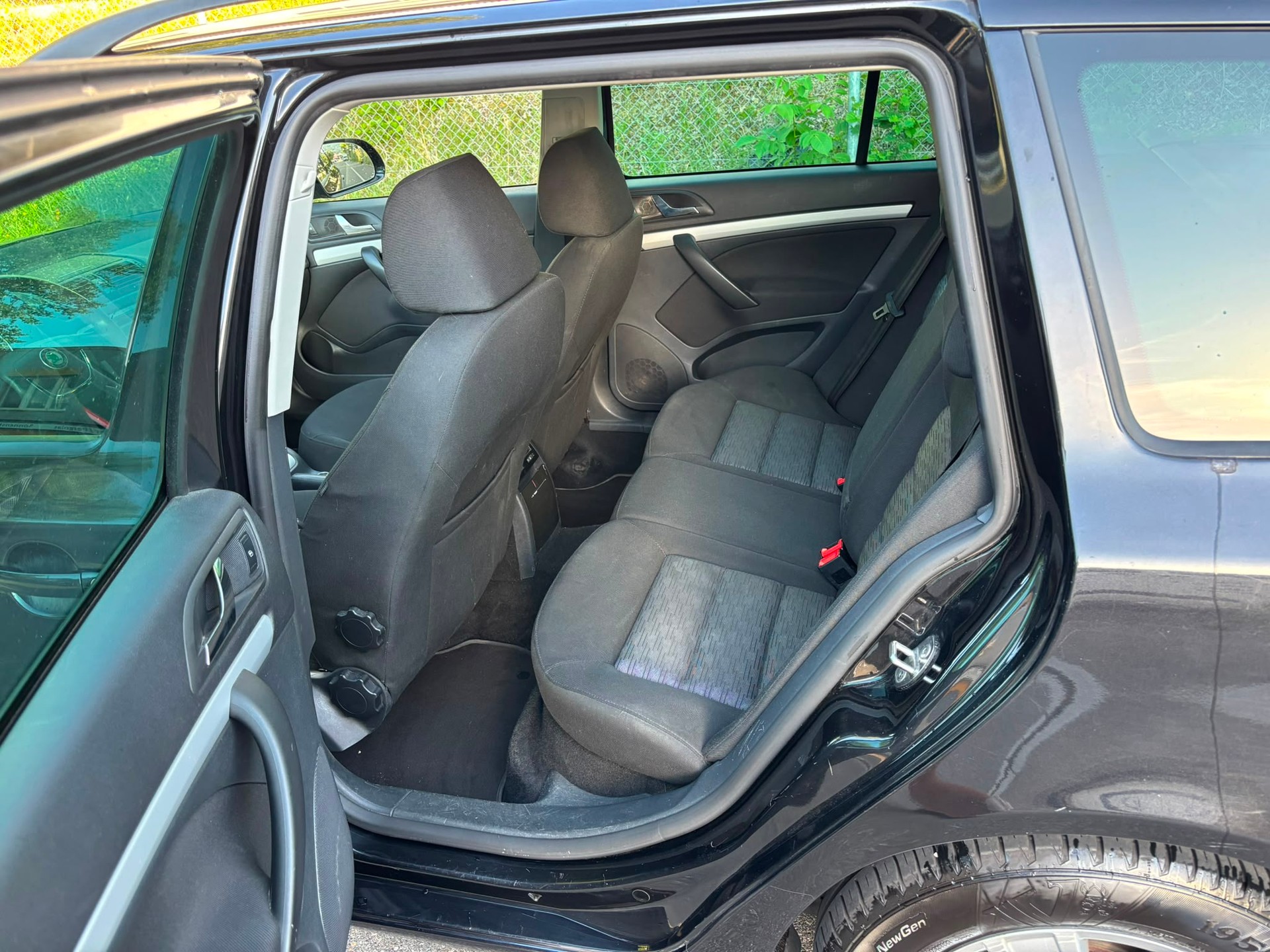 SKODA Octavia 1.6 TDI Elegance DSG-image-9