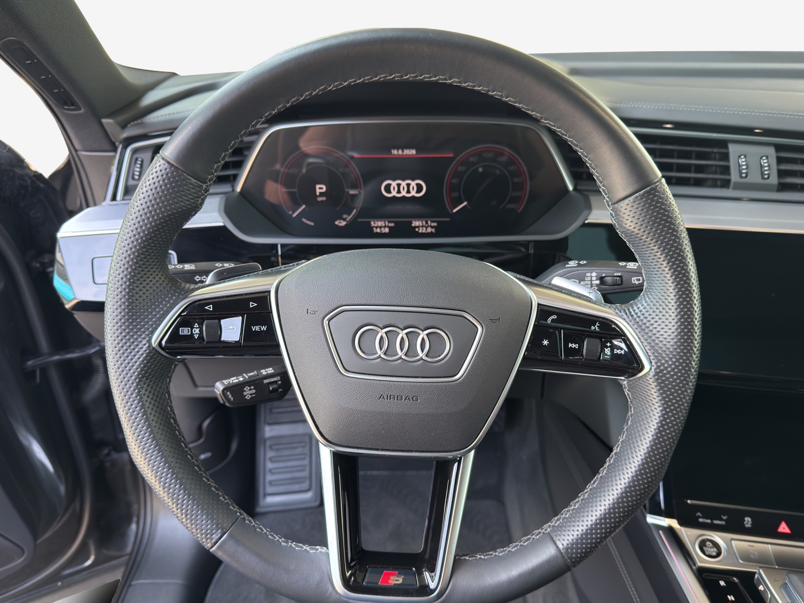AUDI e-tron 55 S Line Black Edition quattro-image-10