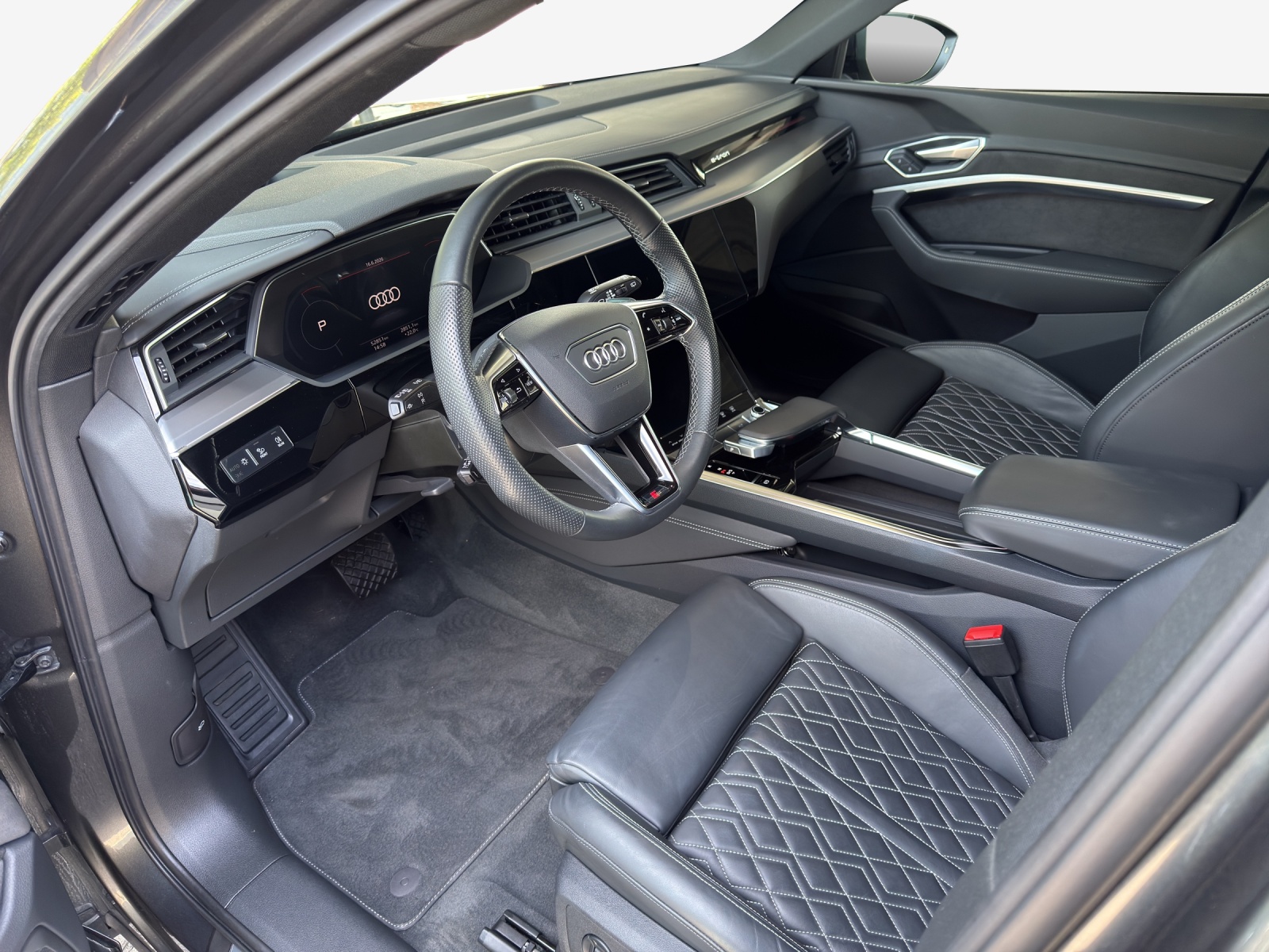 AUDI e-tron 55 S Line Black Edition quattro-image-8
