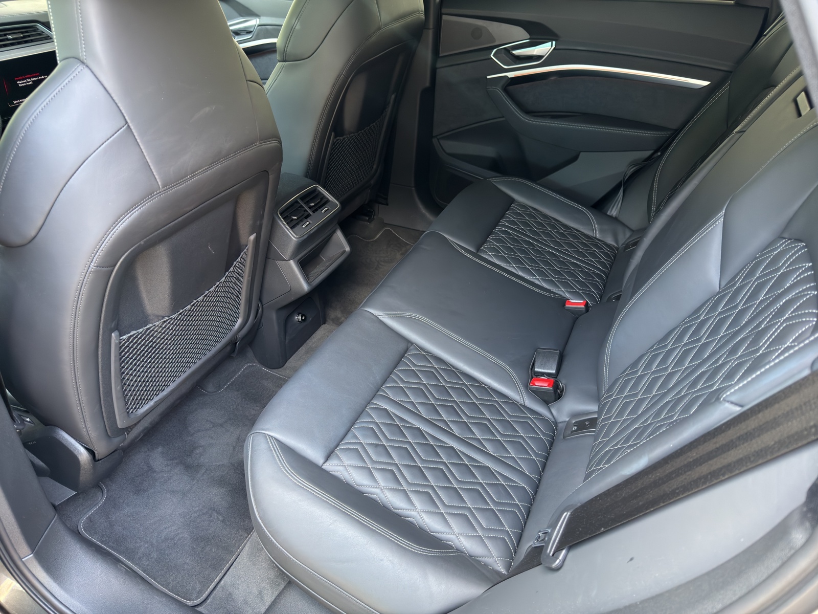 AUDI e-tron 55 S Line Black Edition quattro-image-12