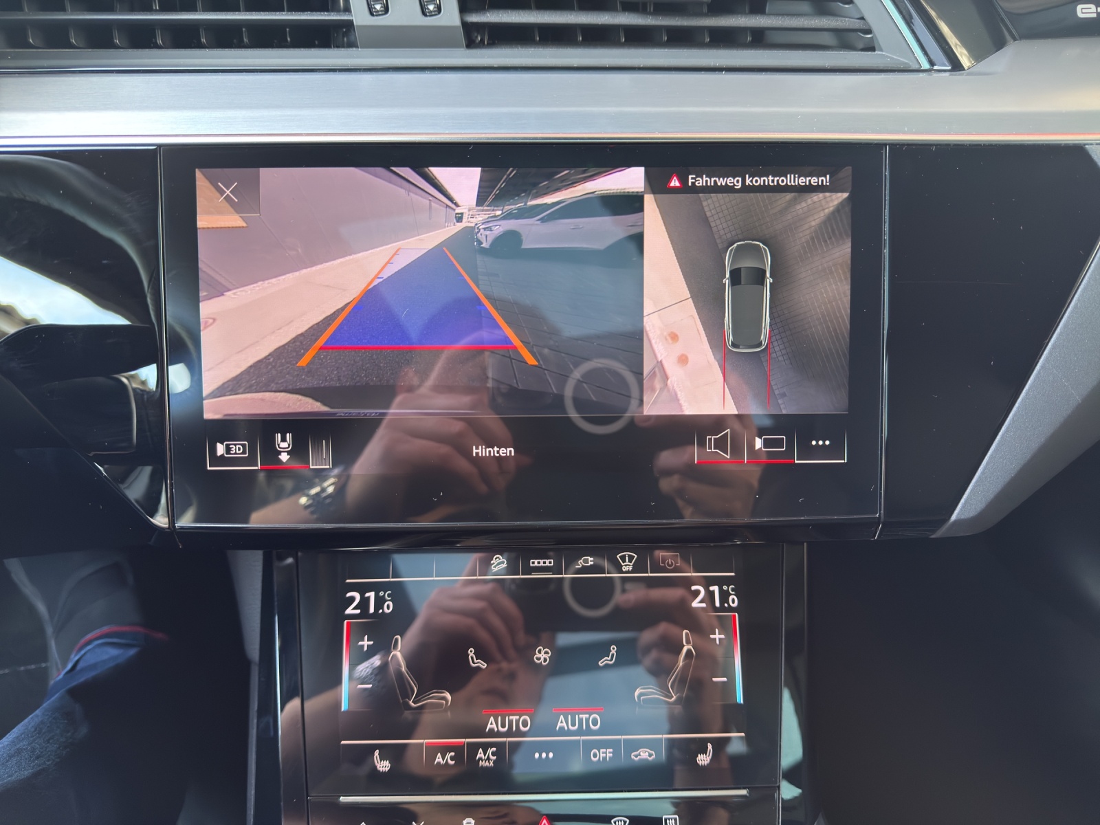 AUDI e-tron 55 S Line Black Edition quattro-image-16