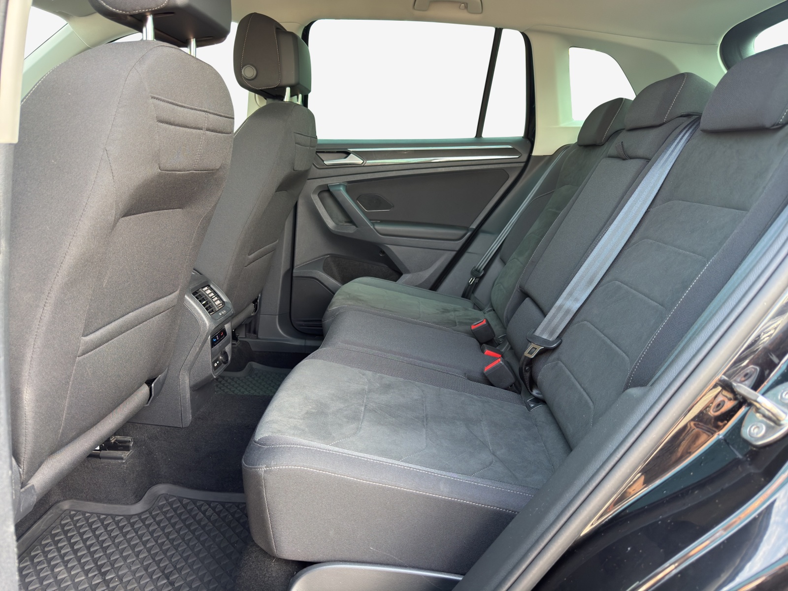 VW Tiguan 2.0 TDI SCR Elegance 4Motion DSG-image-11