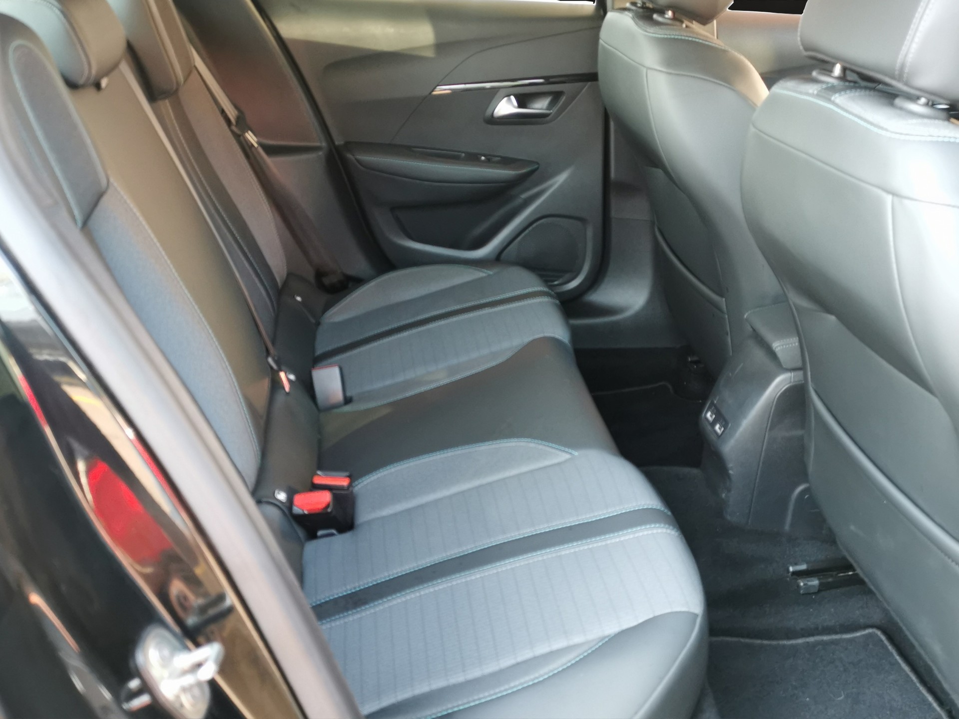 PEUGEOT 208 Elektrik Allure-image-14