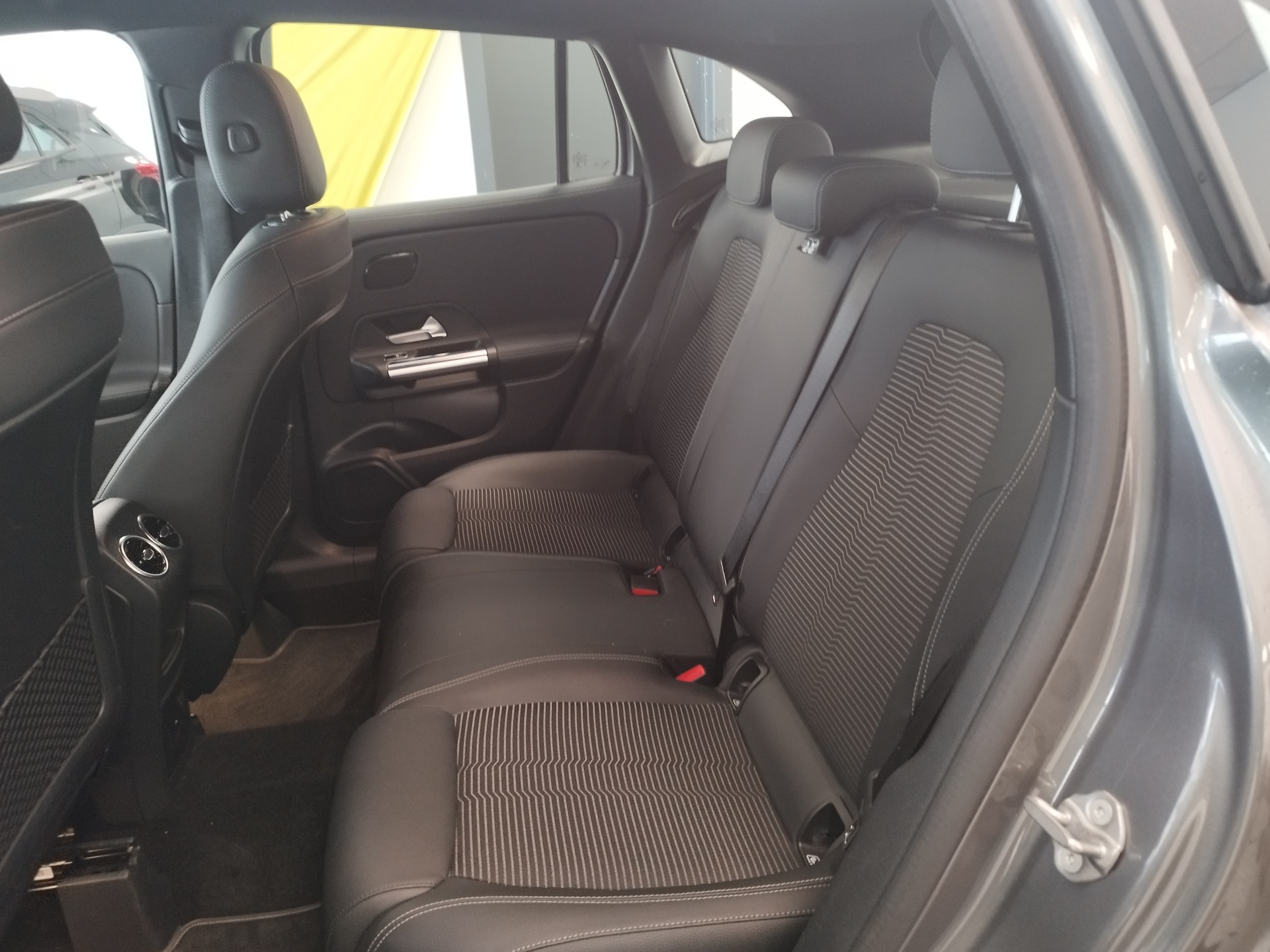 MERCEDES-BENZ GLA 200d 4Matic Style 8G-DCT-image-6