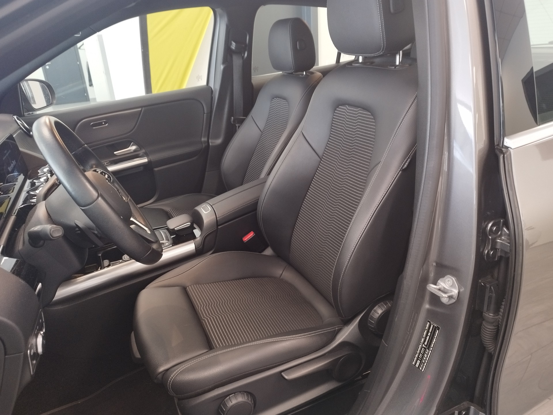MERCEDES-BENZ GLA 200d 4Matic Style 8G-DCT-image-5