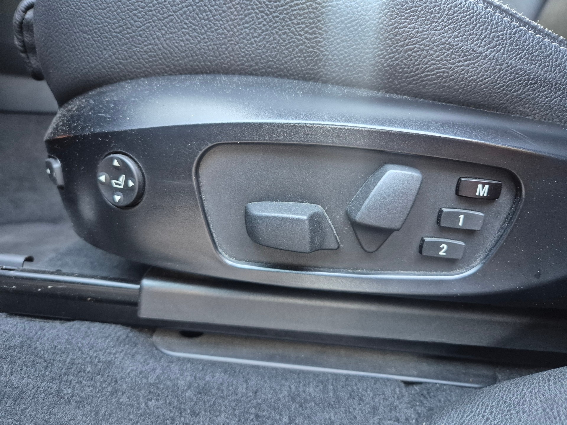 BMW 35i xDrive * Neue Motor * AHK * Pano Dach * M Packet * Head Up Display *-image-8