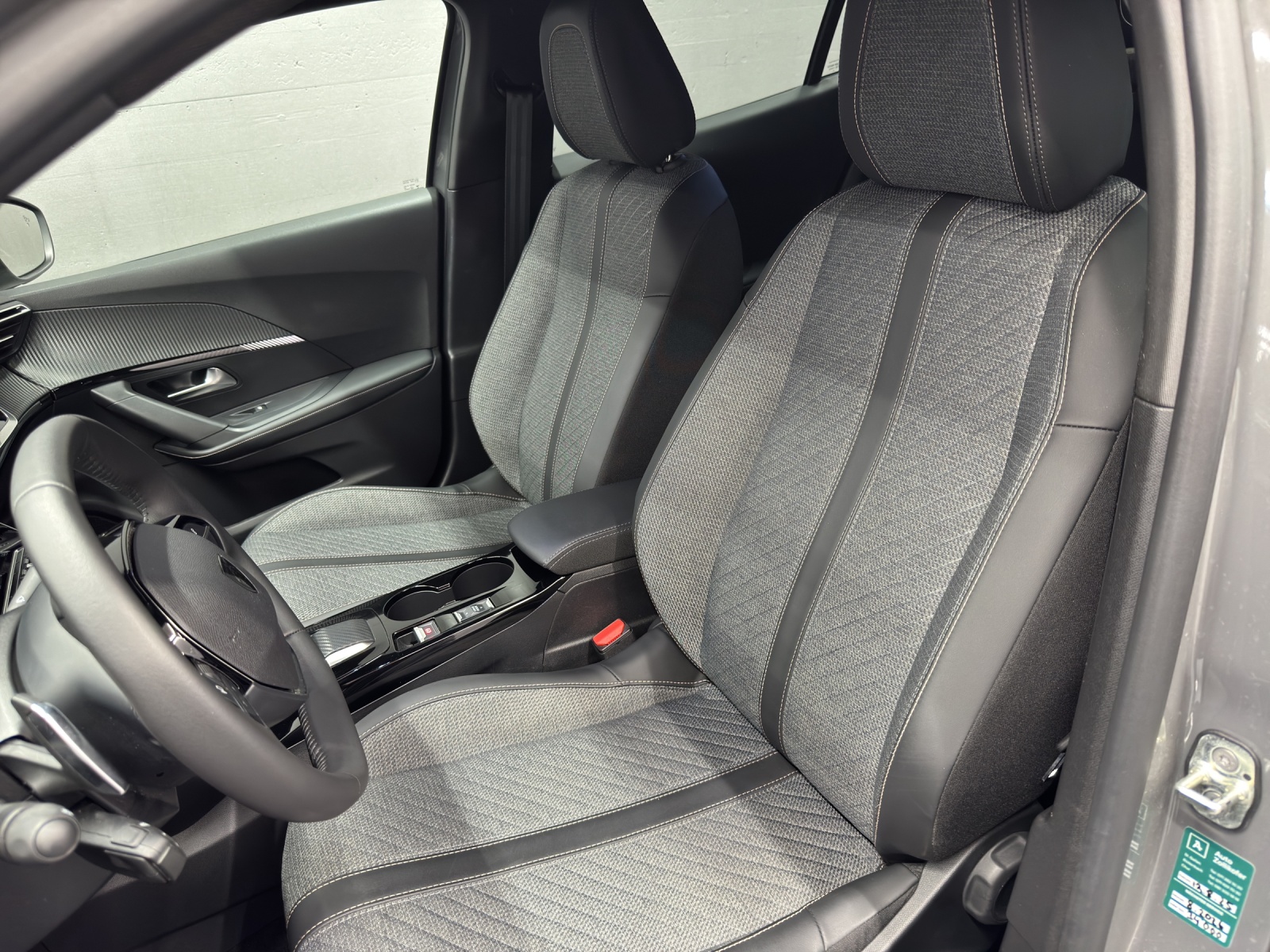 PEUGEOT 2008 1.2 PureTech 130 Allure-image-12