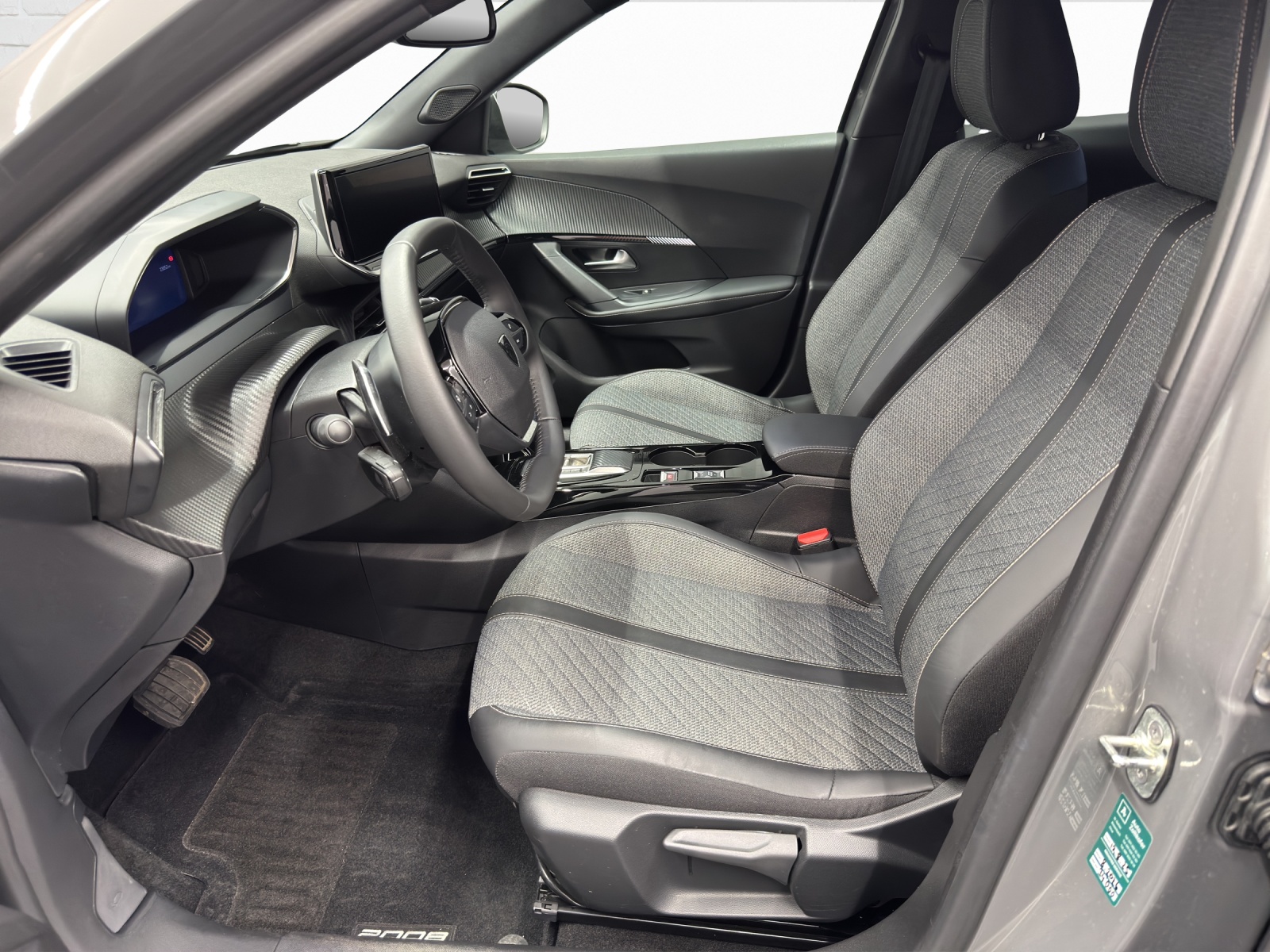 PEUGEOT 2008 1.2 PureTech 130 Allure-image-6