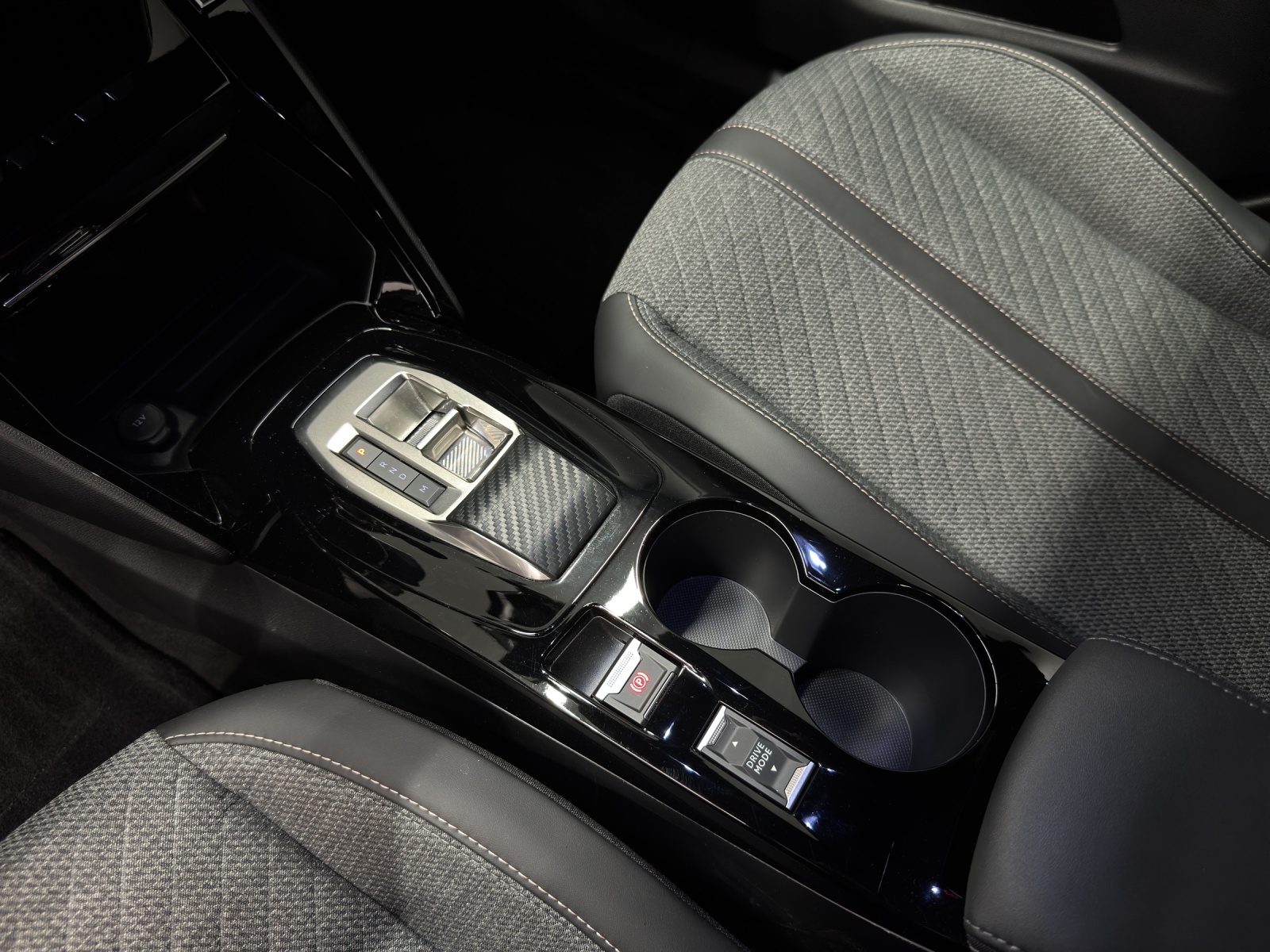 PEUGEOT 2008 1.2 PureTech 130 Allure-image-14