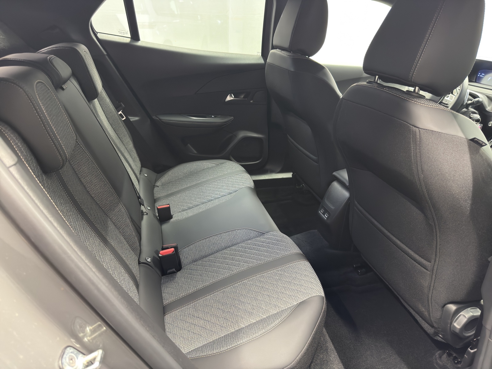 PEUGEOT 2008 1.2 PureTech 130 Allure-image-9