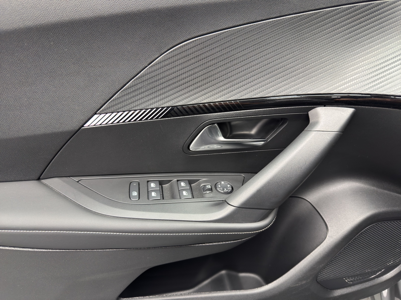 PEUGEOT 2008 1.2 PureTech 130 Allure-image-11