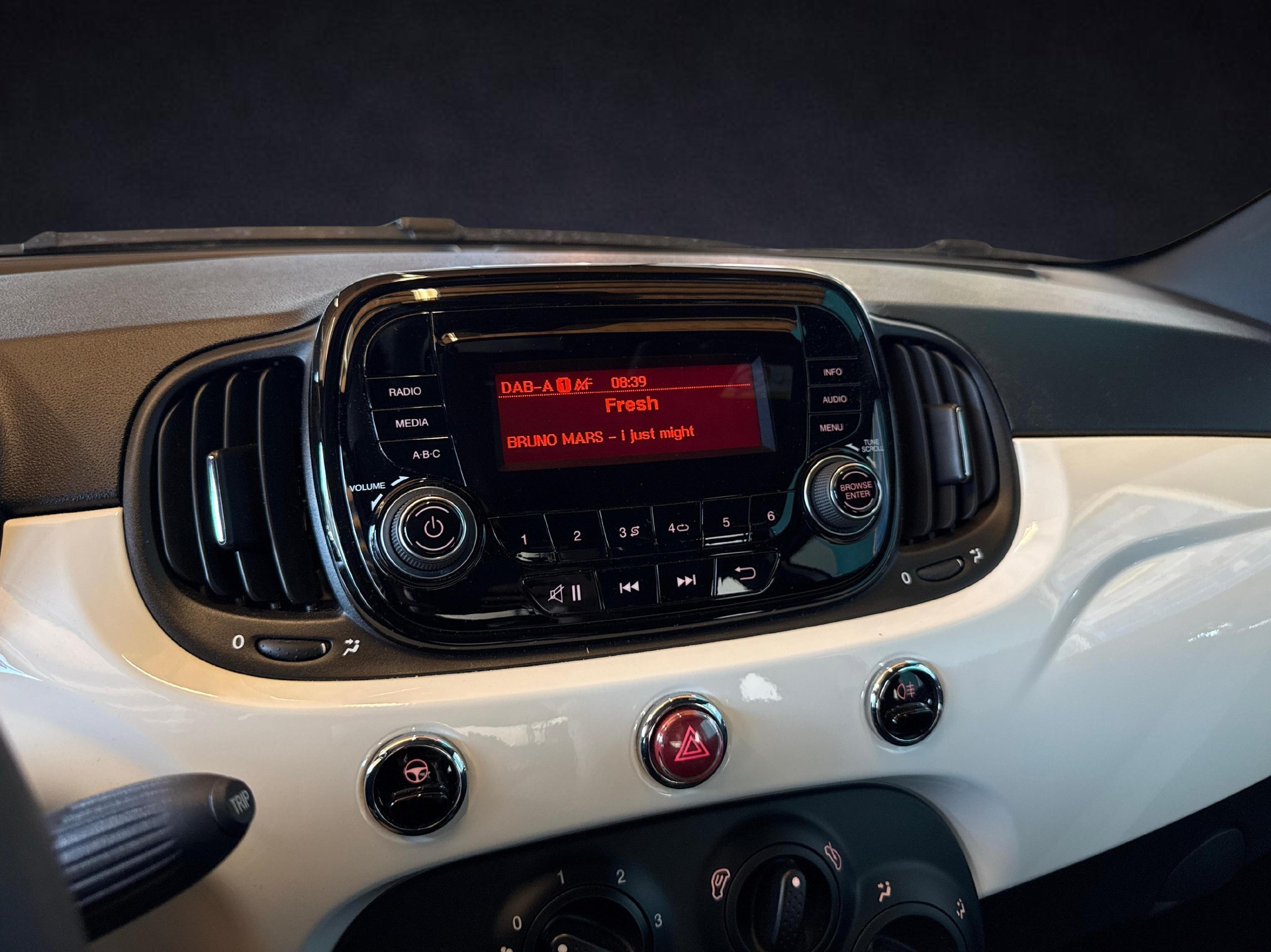 FIAT 500 C 1.0 Hybrid Cult-image-13