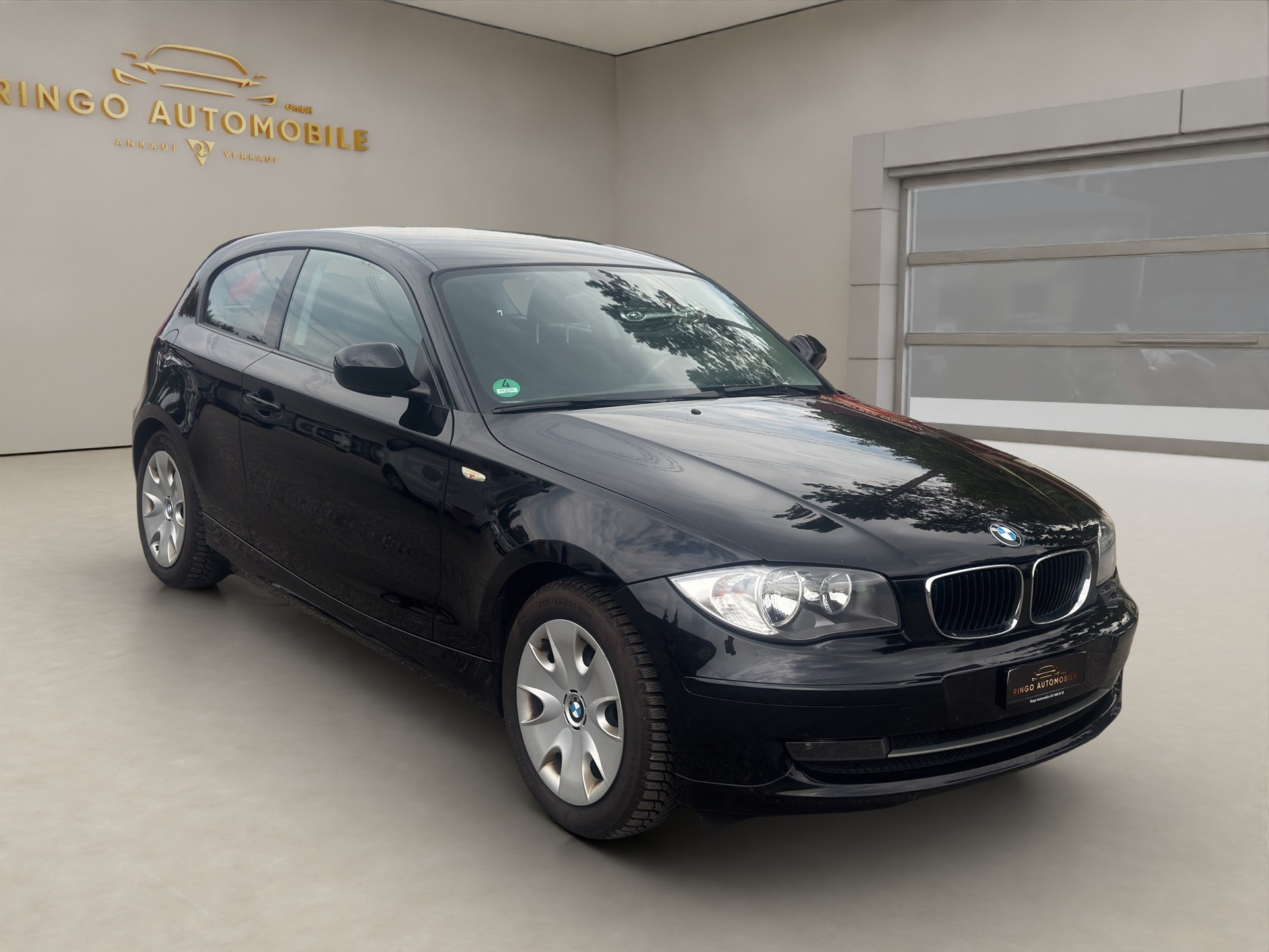 BMW 120i Coupé-image-0