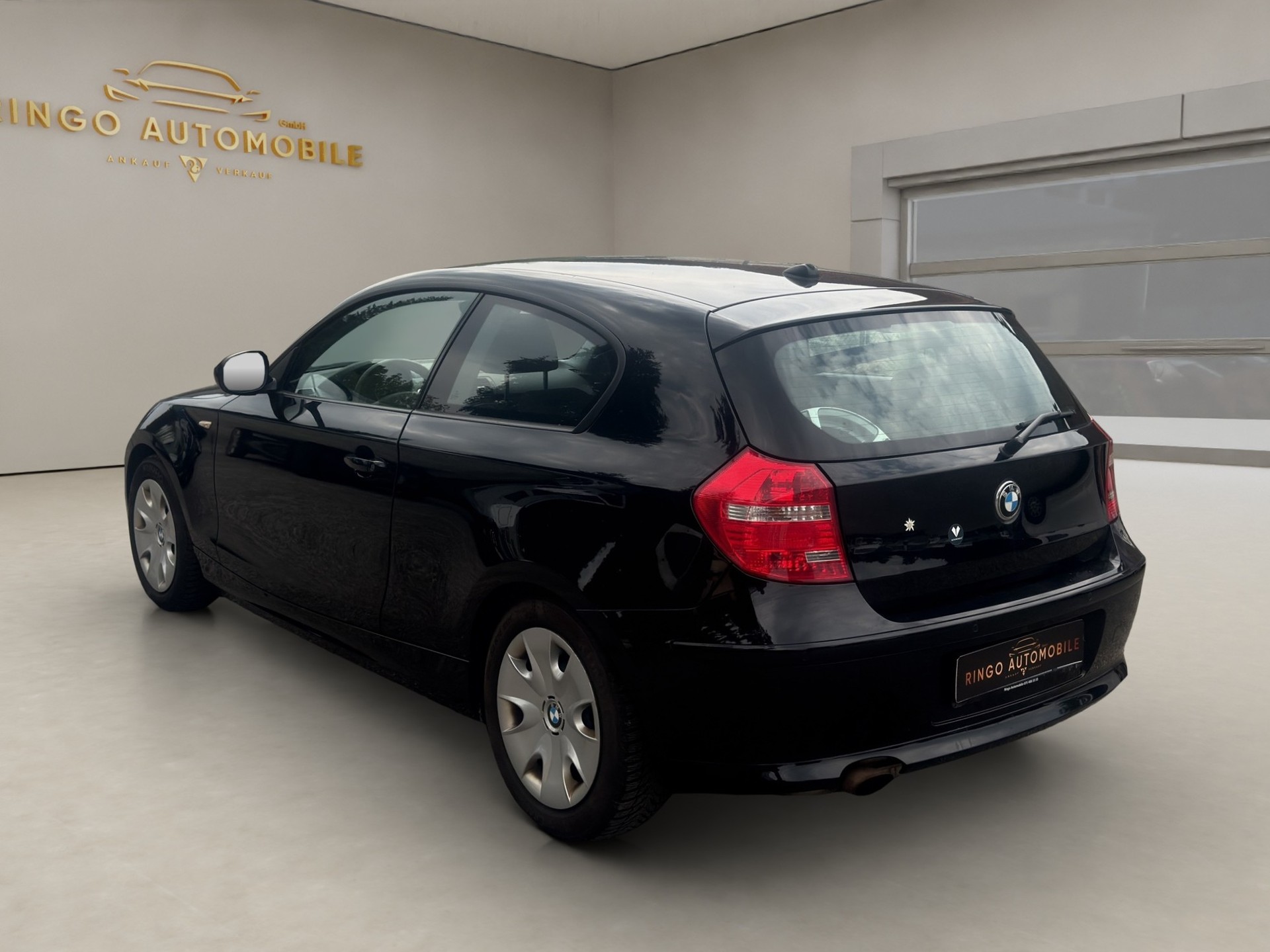 BMW 120i Coupé-image-4