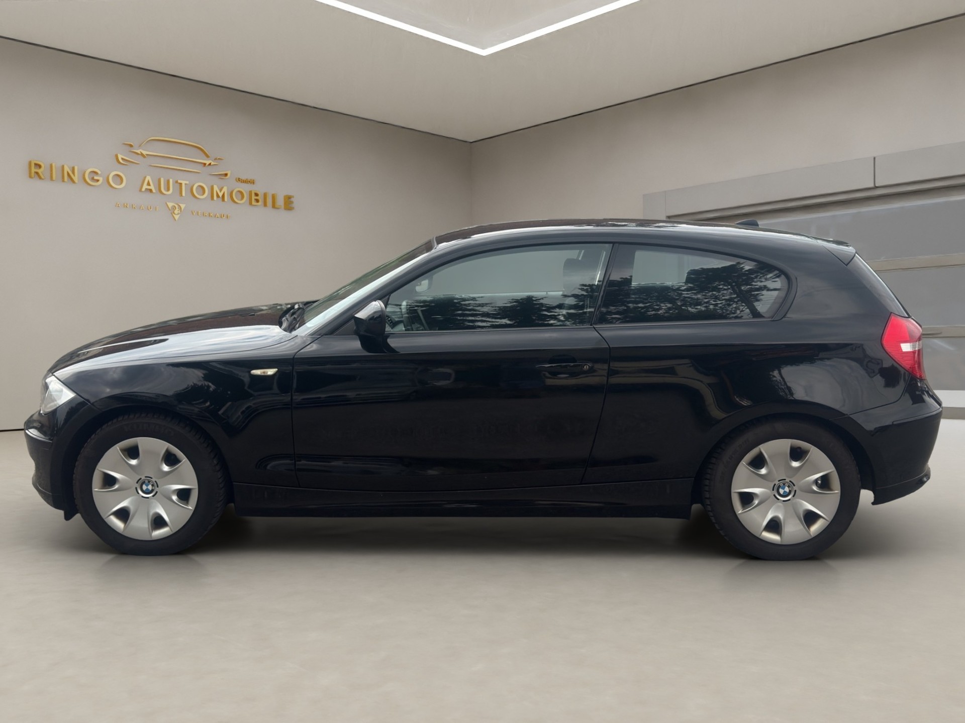 BMW 120i Coupé-image-3