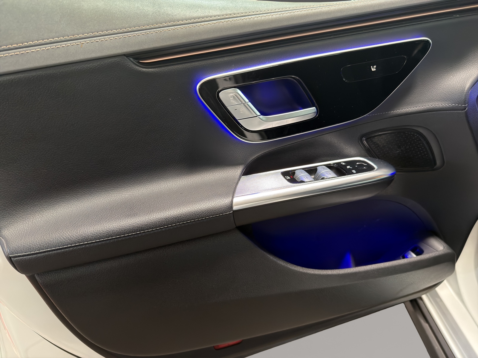 MERCEDES-BENZ EQE 300-image-6