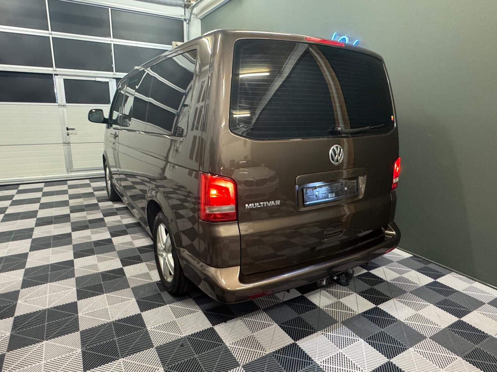 VW T5 Multivan 2.0 TDI Couchage (Véhicule aménagé) Attelage - Panneau Solaire - Webasto-image-3