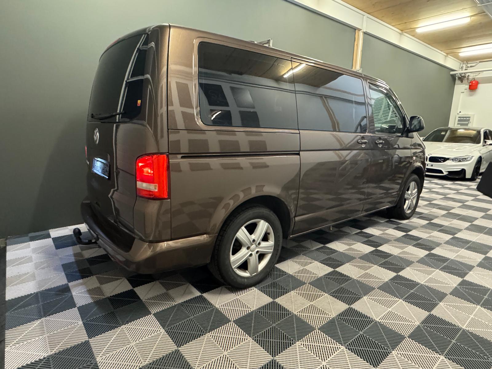 VW T5 Multivan 2.0 TDI Couchage (Véhicule aménagé) Attelage - Panneau Solaire - Webasto-image-5
