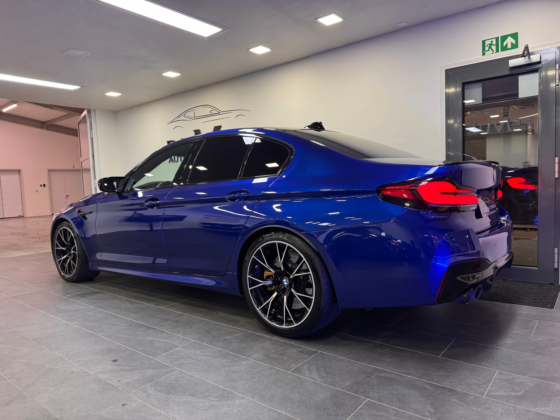 BMW M5 xDrive Competition Drivelogic *Keramik-Bremse / B&W Soundsystem / Laserlicht / M Driver‘s Package / 360 Kamera / Carbon*-image-5