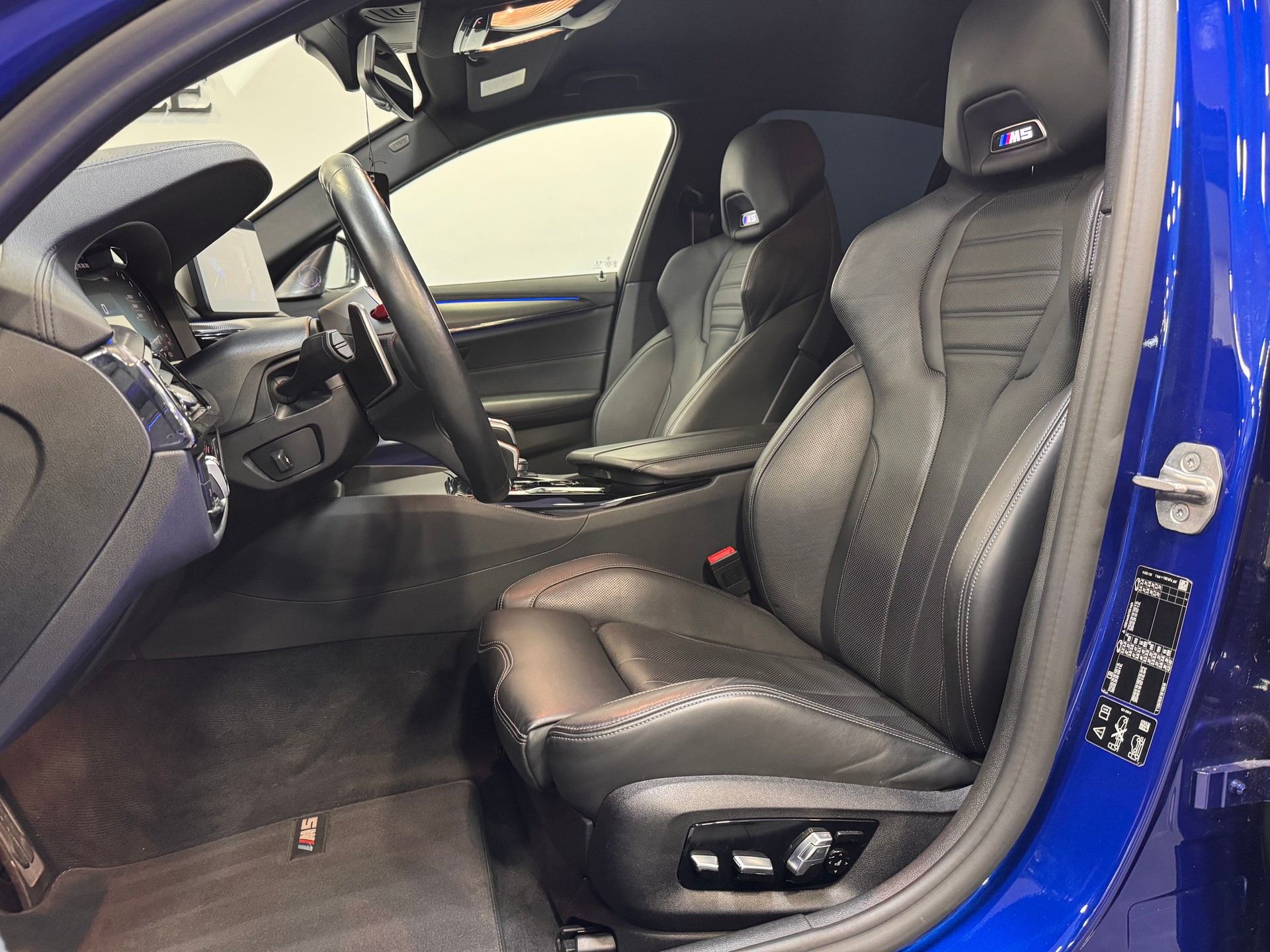 BMW M5 xDrive Competition Drivelogic *Keramik-Bremse / B&W Soundsystem / Laserlicht / M Driver‘s Package / 360 Kamera / Carbon*-image-8