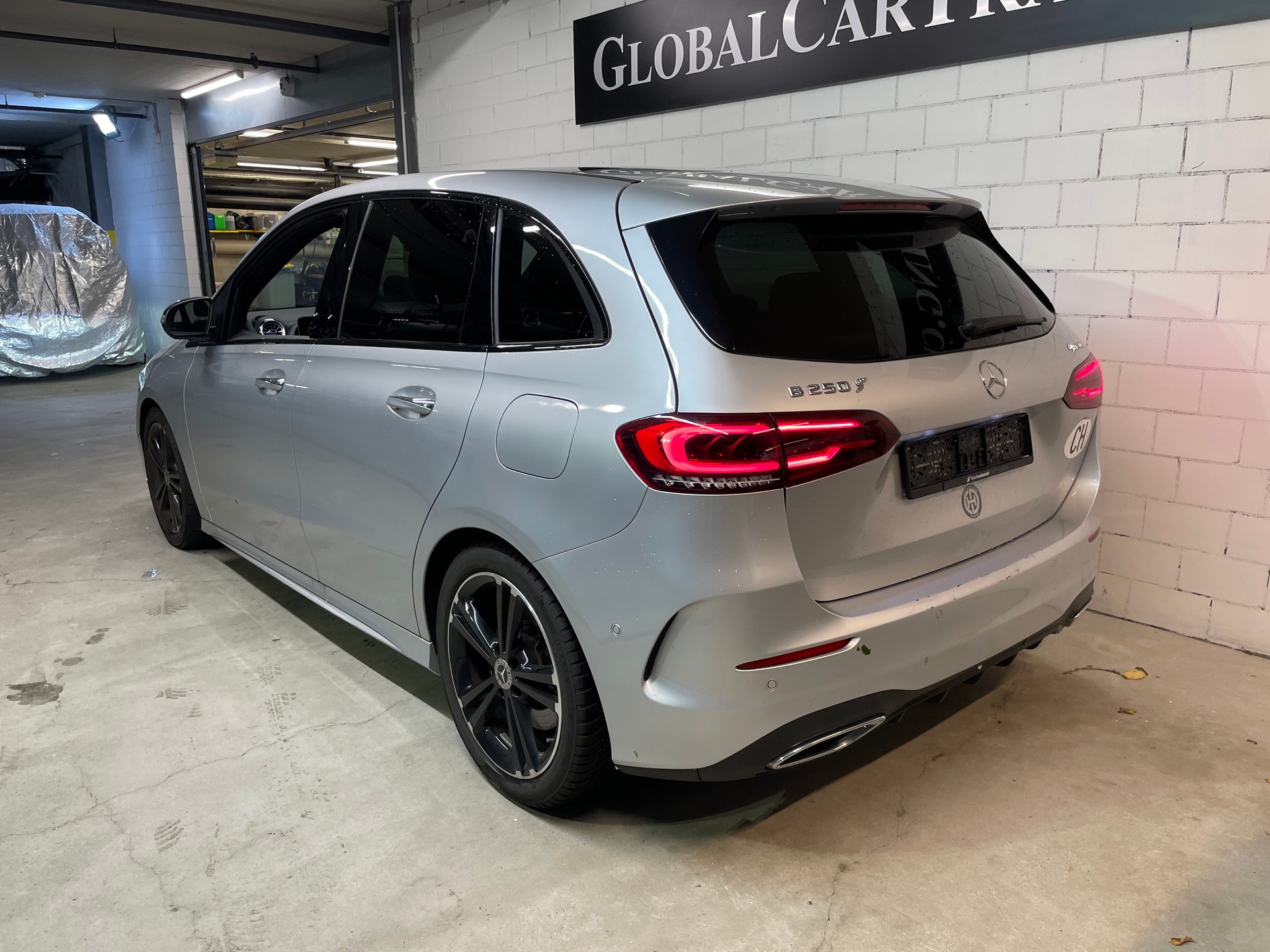 MERCEDES-BENZ B 250 4Matic AMG Line-image-3