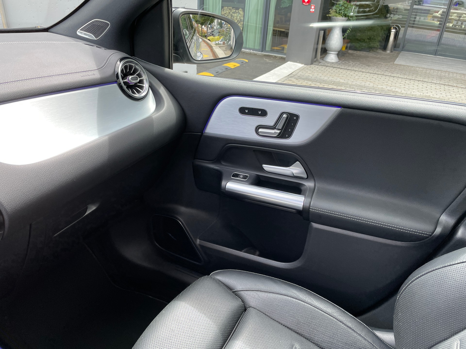 MERCEDES-BENZ B 250 4Matic AMG Line-image-23