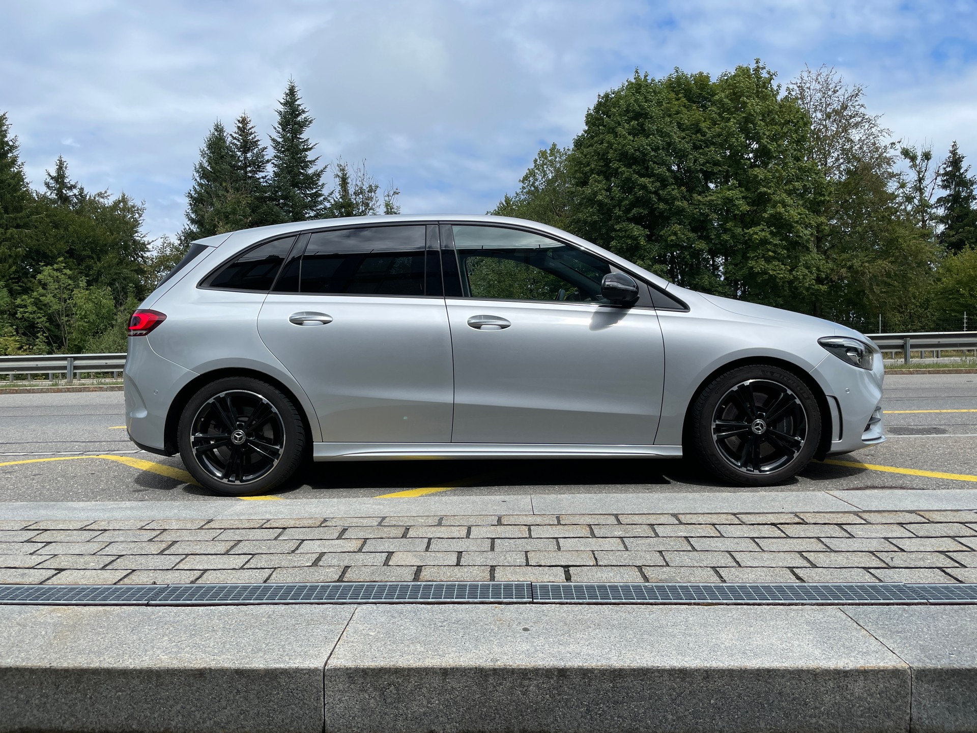 MERCEDES-BENZ B 250 4Matic AMG Line-image-3