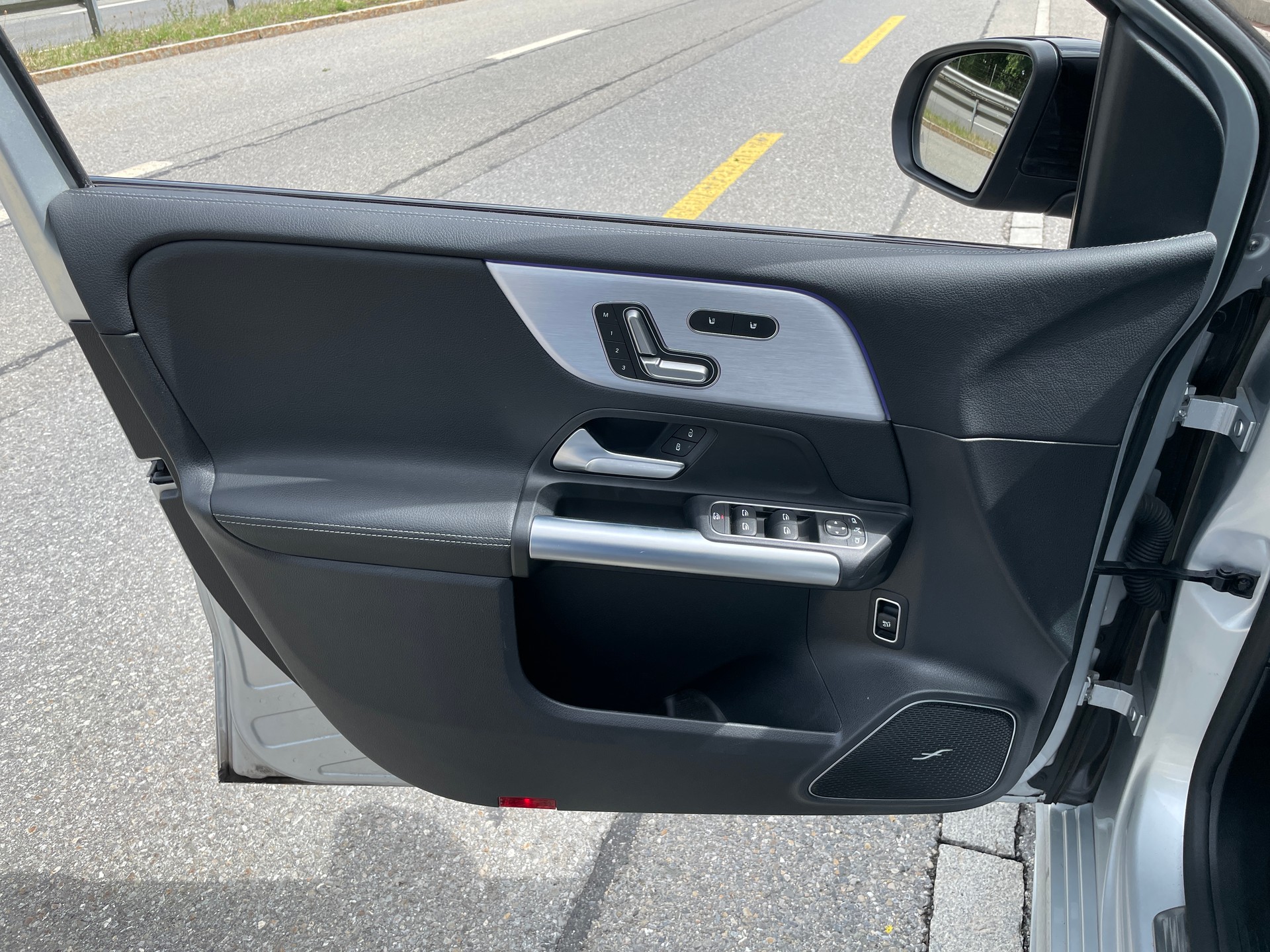 MERCEDES-BENZ B 250 4Matic AMG Line-image-11