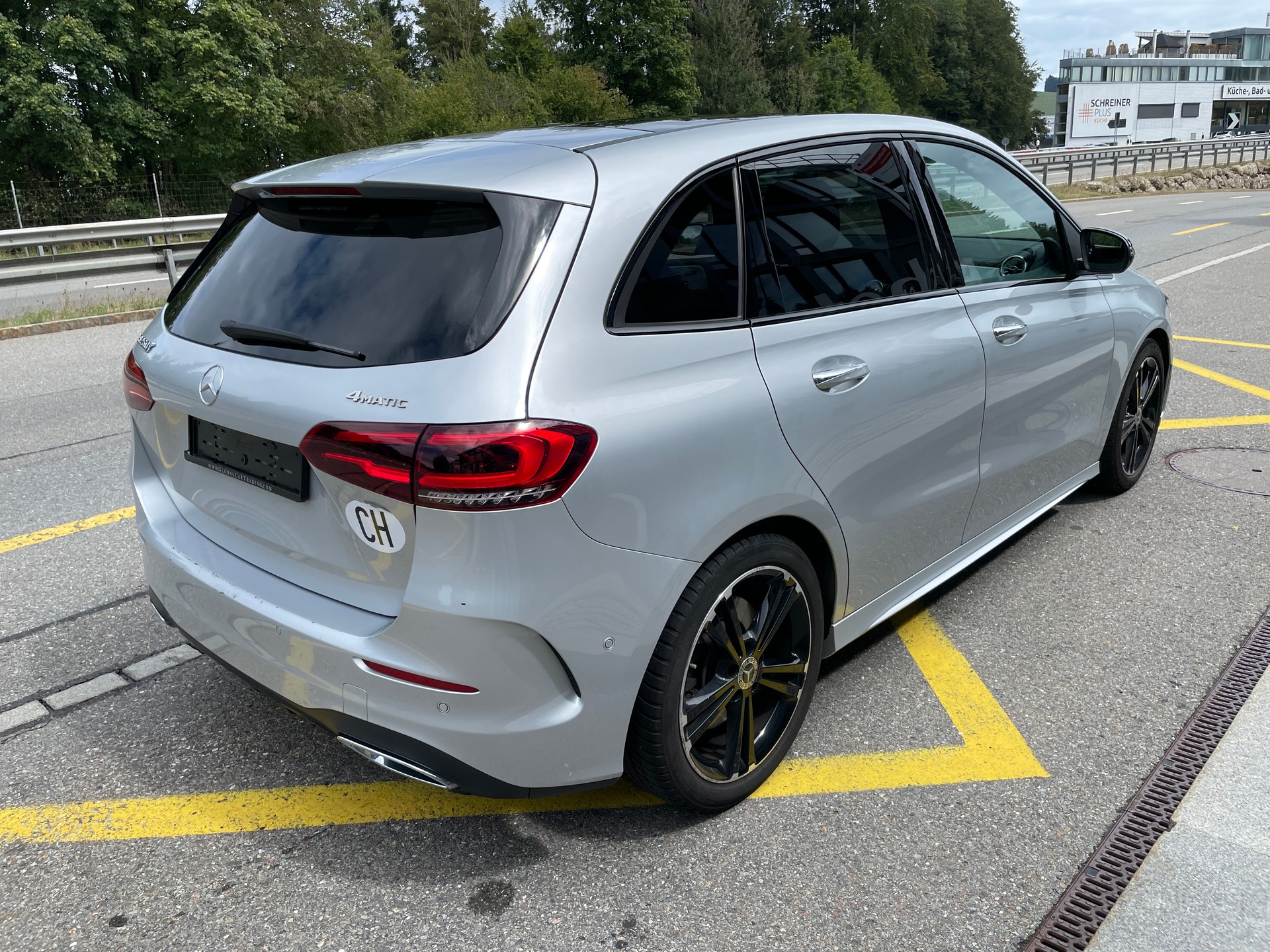 MERCEDES-BENZ B 250 4Matic AMG Line-image-4