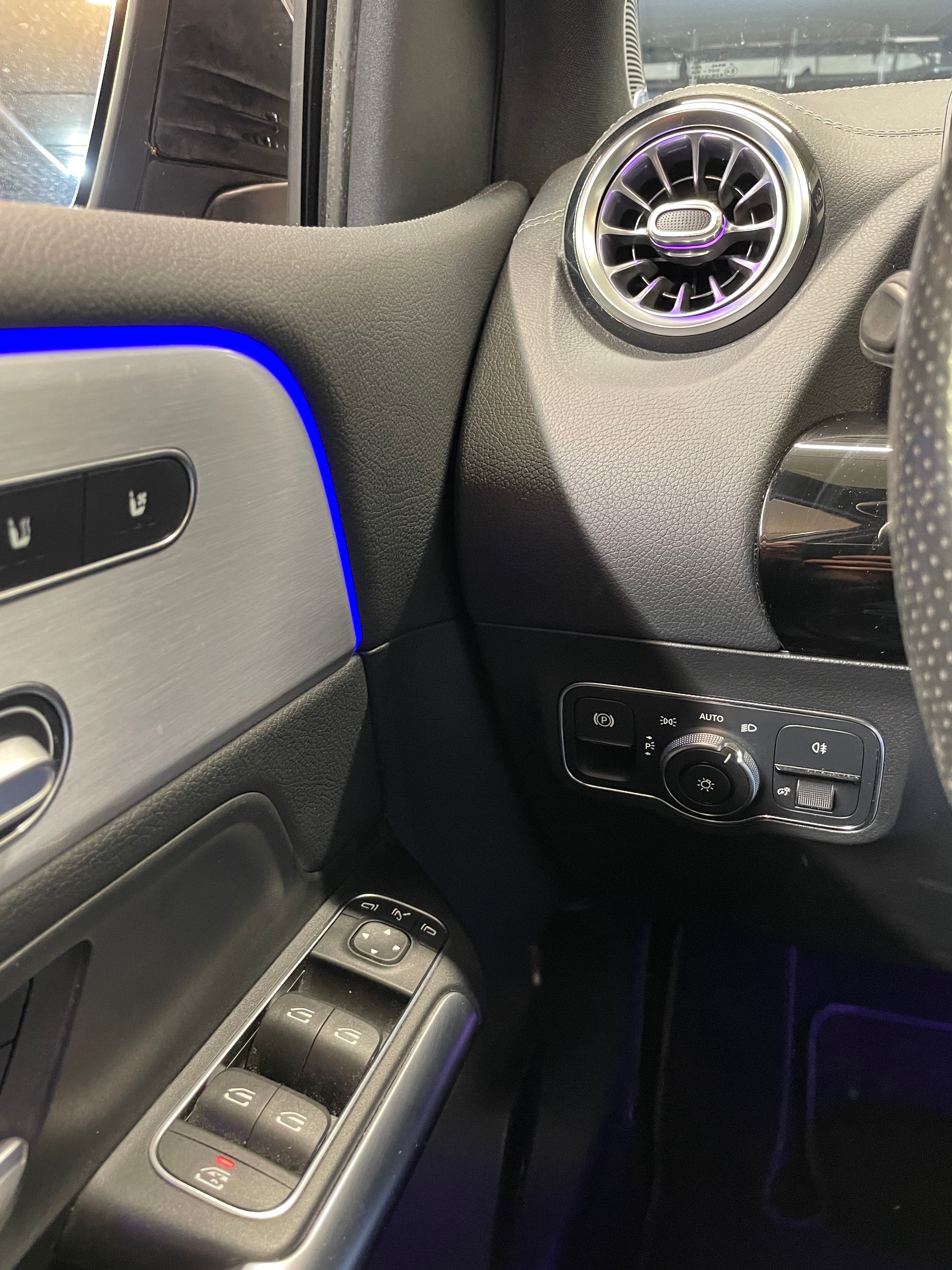 MERCEDES-BENZ B 250 4Matic AMG Line-image-19