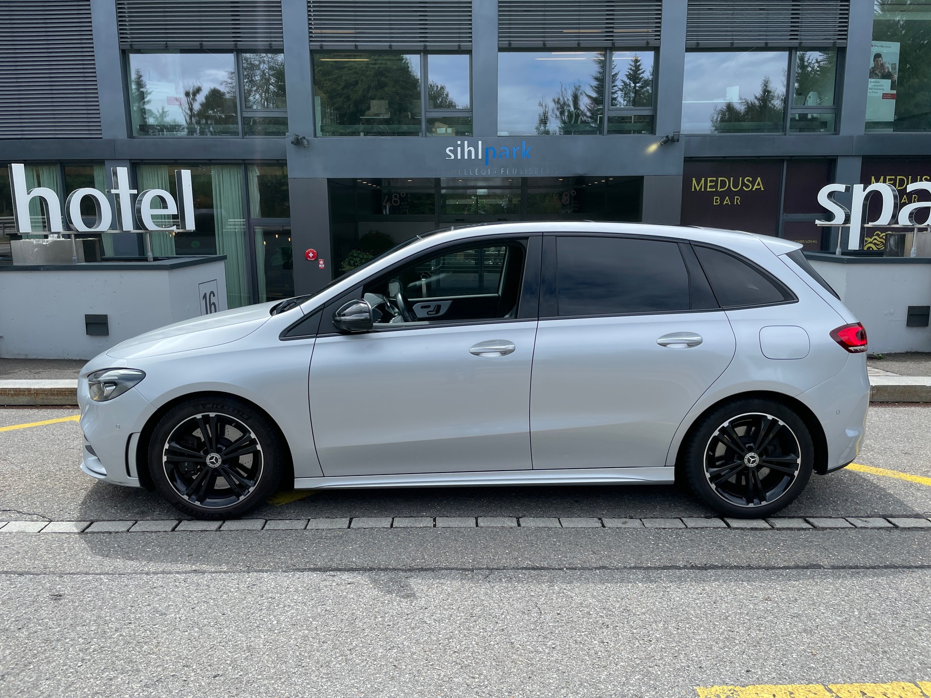 MERCEDES-BENZ B 250 4Matic AMG Line-image-9