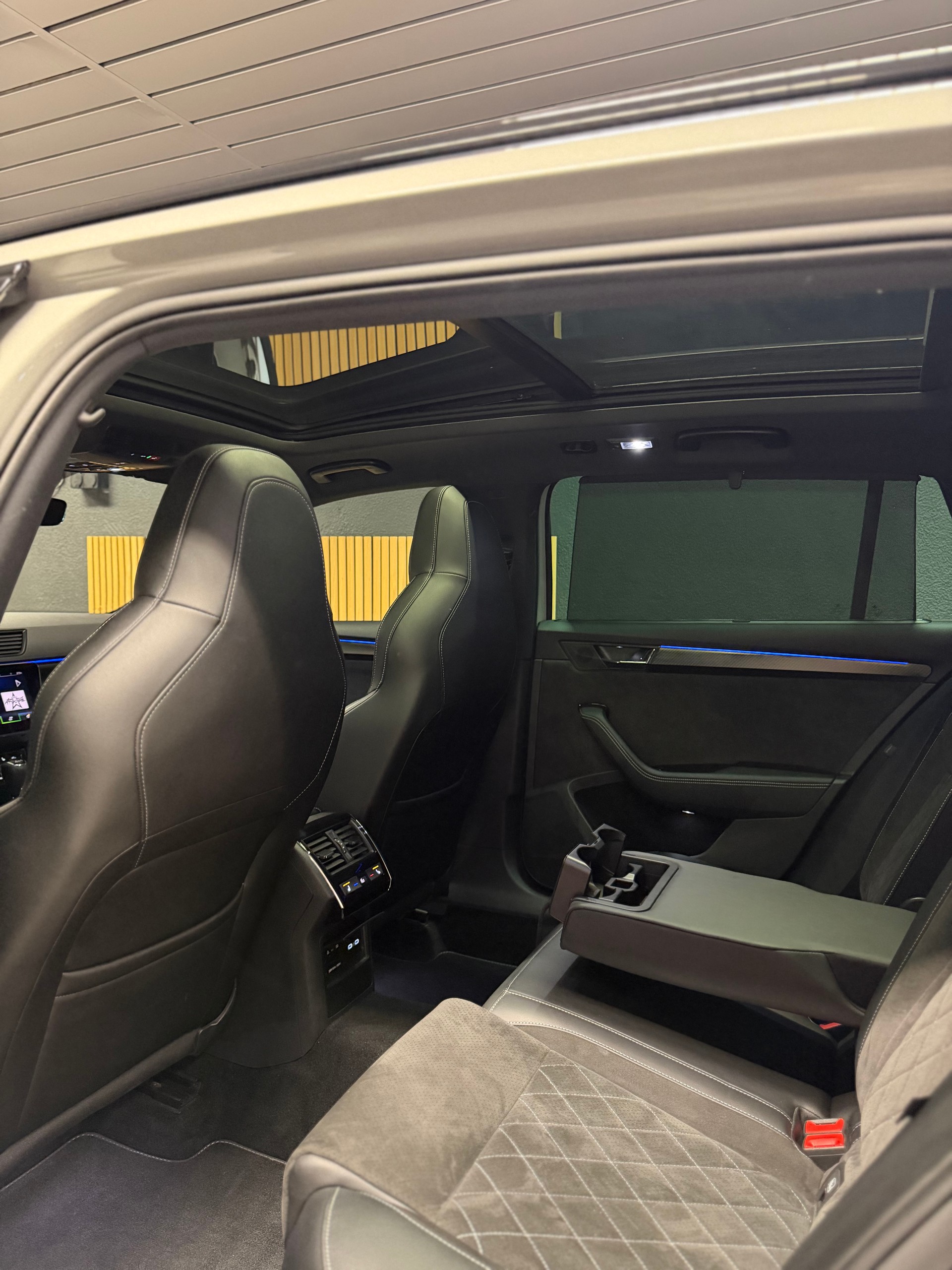 SKODA Superb Combi 2.0 TDi SportLine 4x4 DSG-image-9