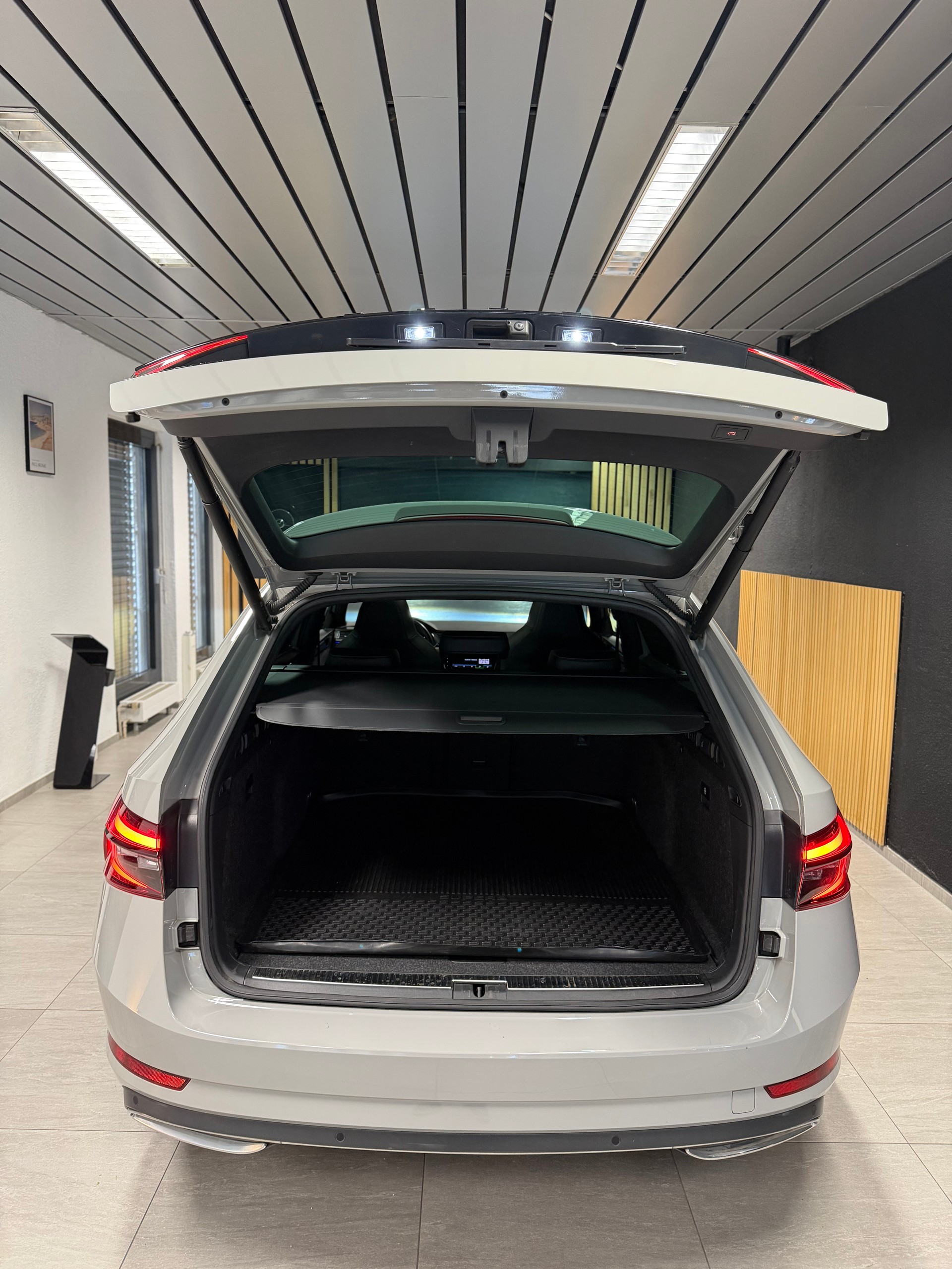 SKODA Superb Combi 2.0 TDi SportLine 4x4 DSG-image-5
