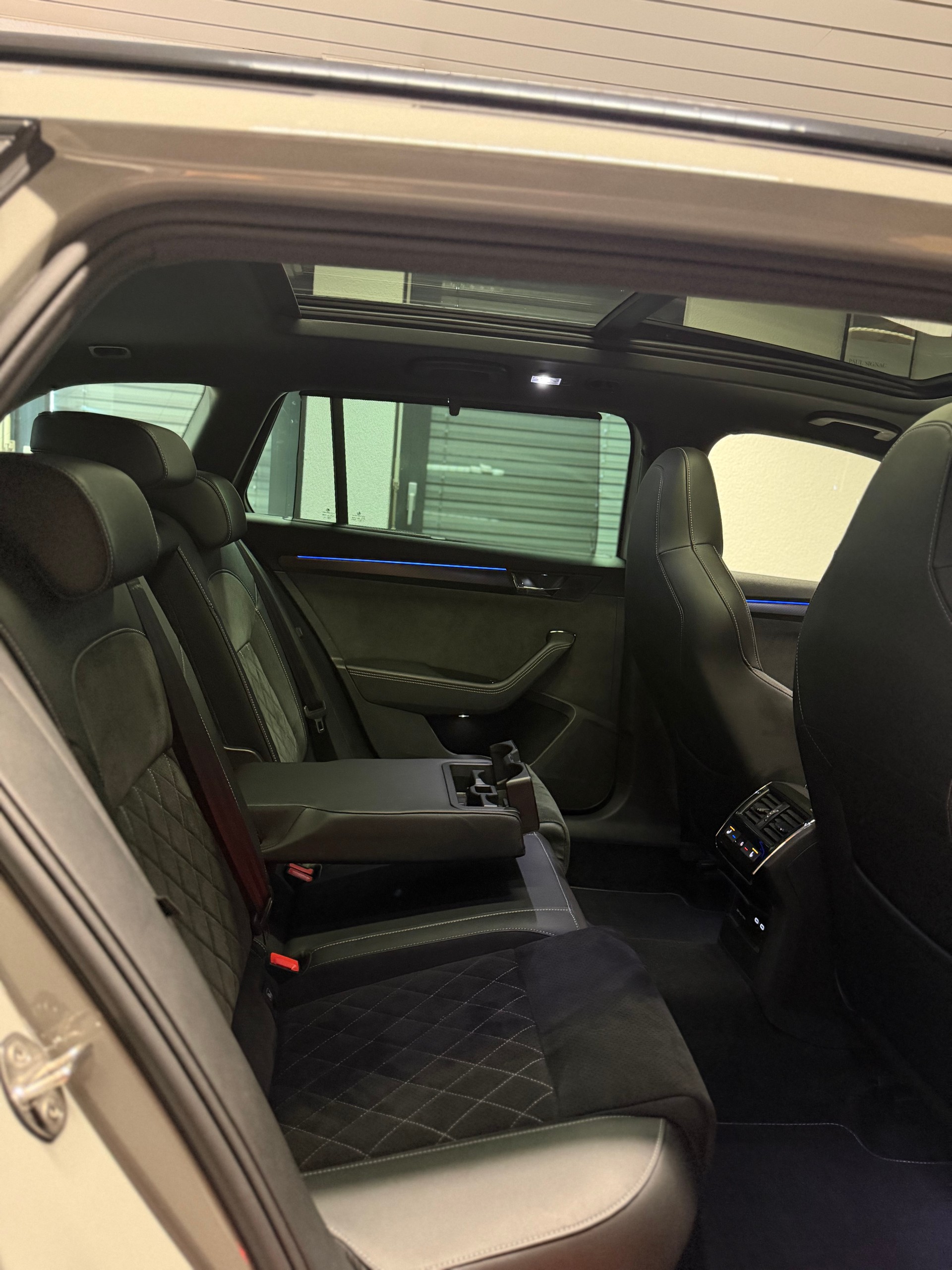 SKODA Superb Combi 2.0 TDi SportLine 4x4 DSG-image-10