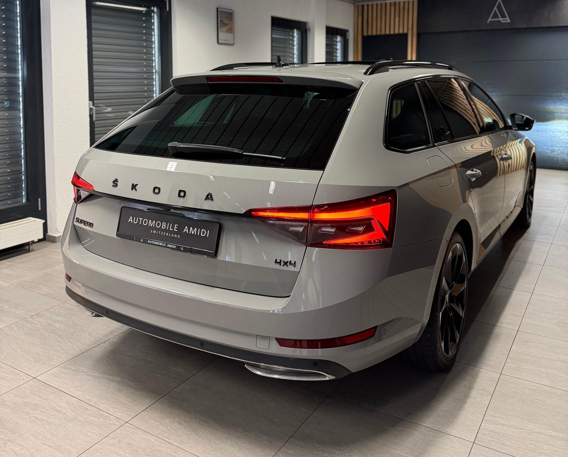 SKODA Superb Combi 2.0 TDi SportLine 4x4 DSG-image-4