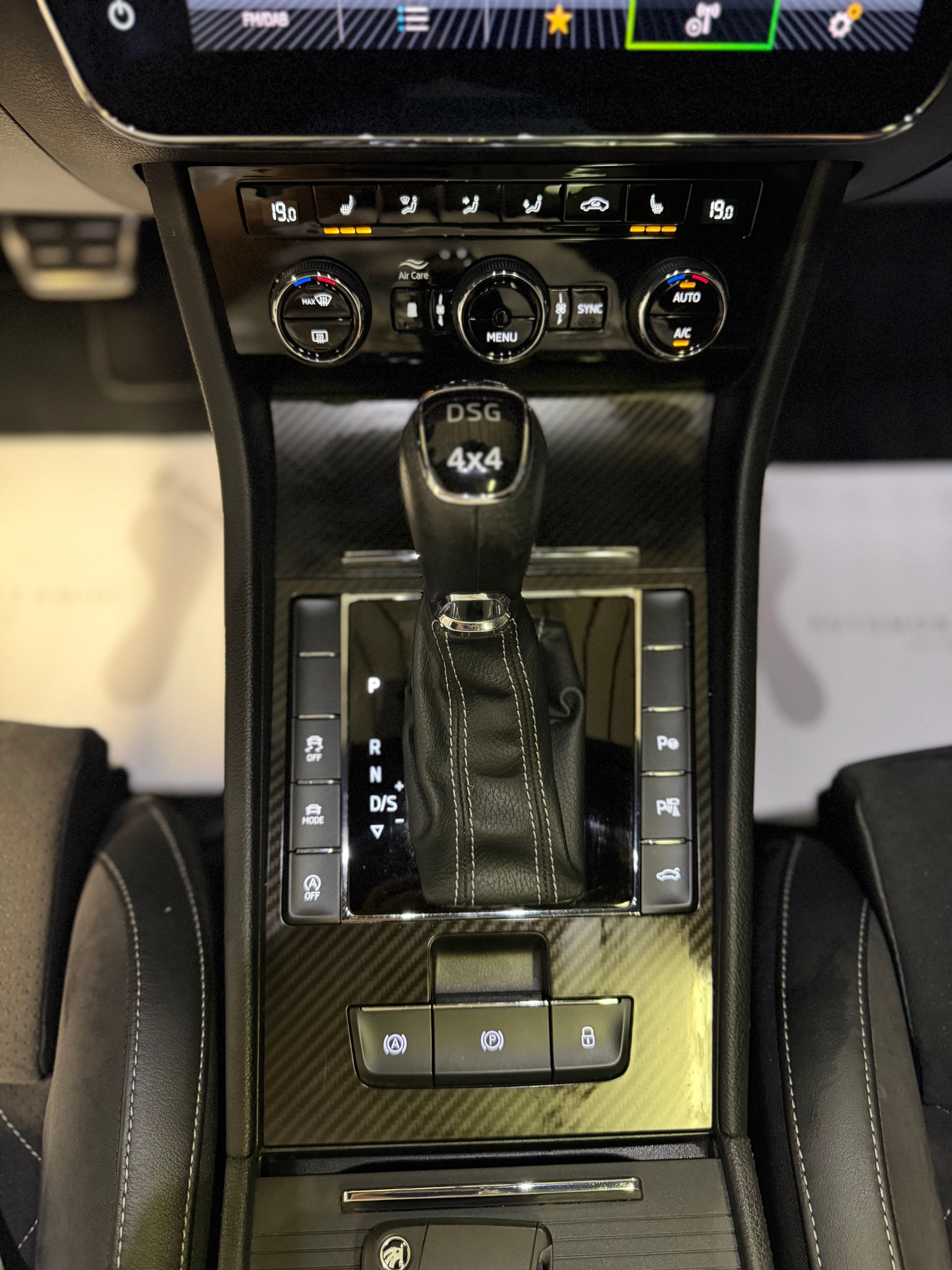 SKODA Superb Combi 2.0 TDi SportLine 4x4 DSG-image-15