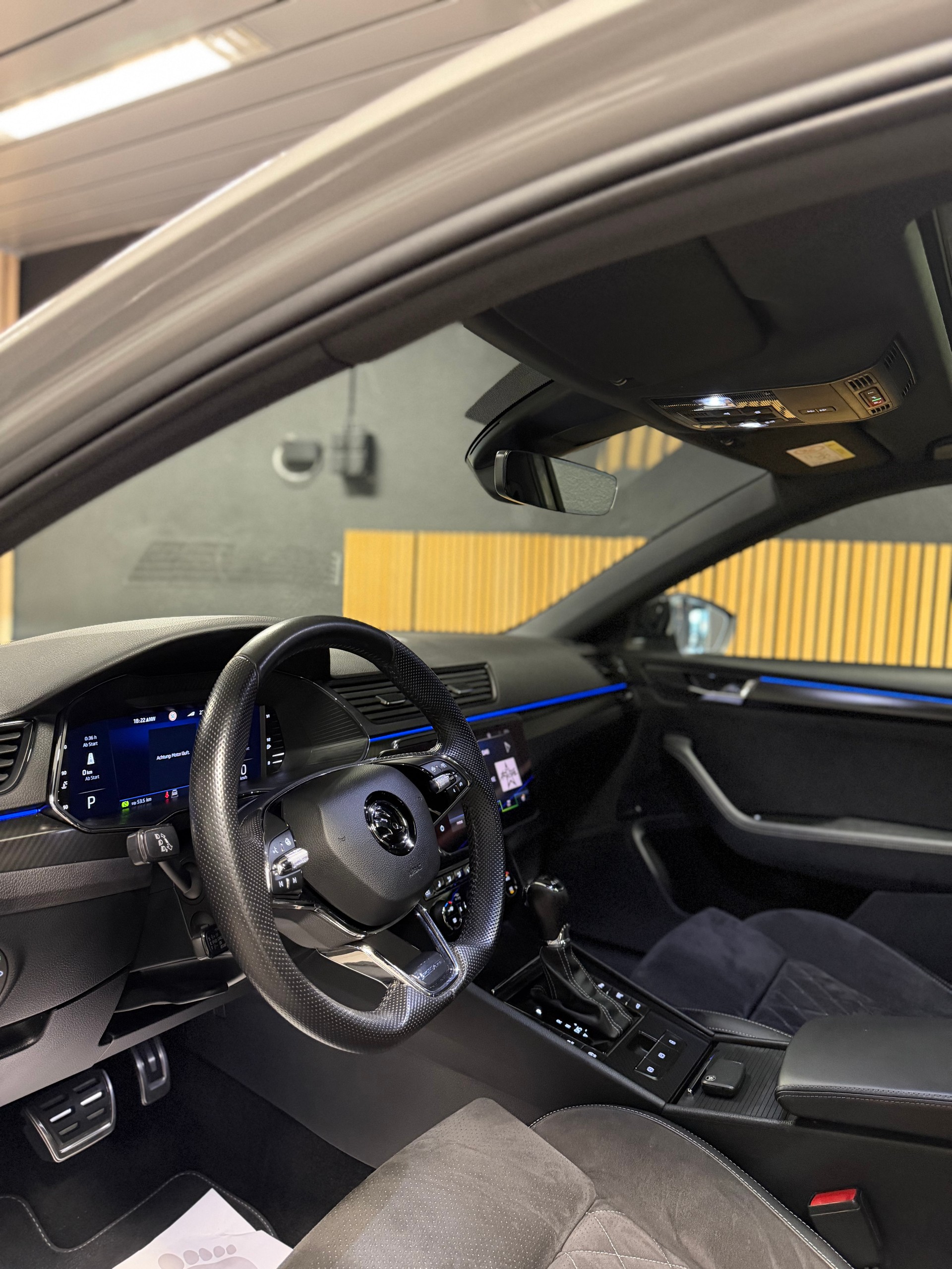 SKODA Superb Combi 2.0 TDi SportLine 4x4 DSG-image-6