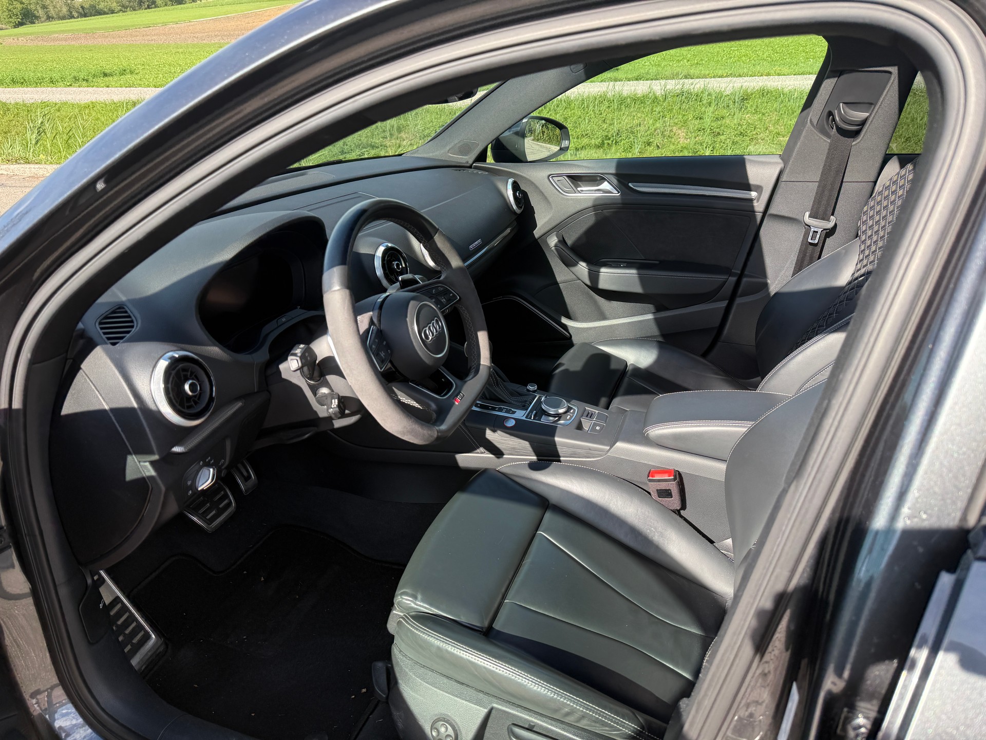 AUDI RS3 2.5 TFSI quattro S-Tronic-image-5