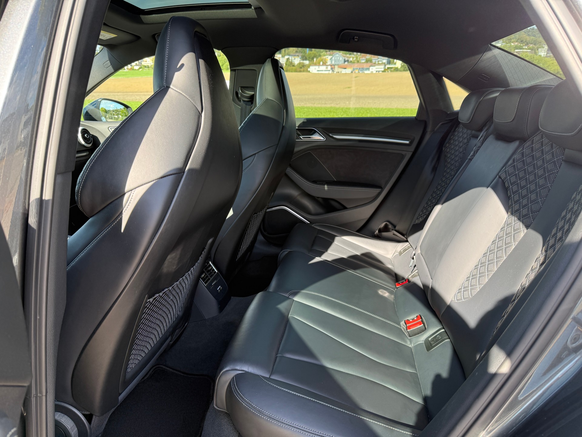 AUDI RS3 2.5 TFSI quattro S-Tronic-image-6
