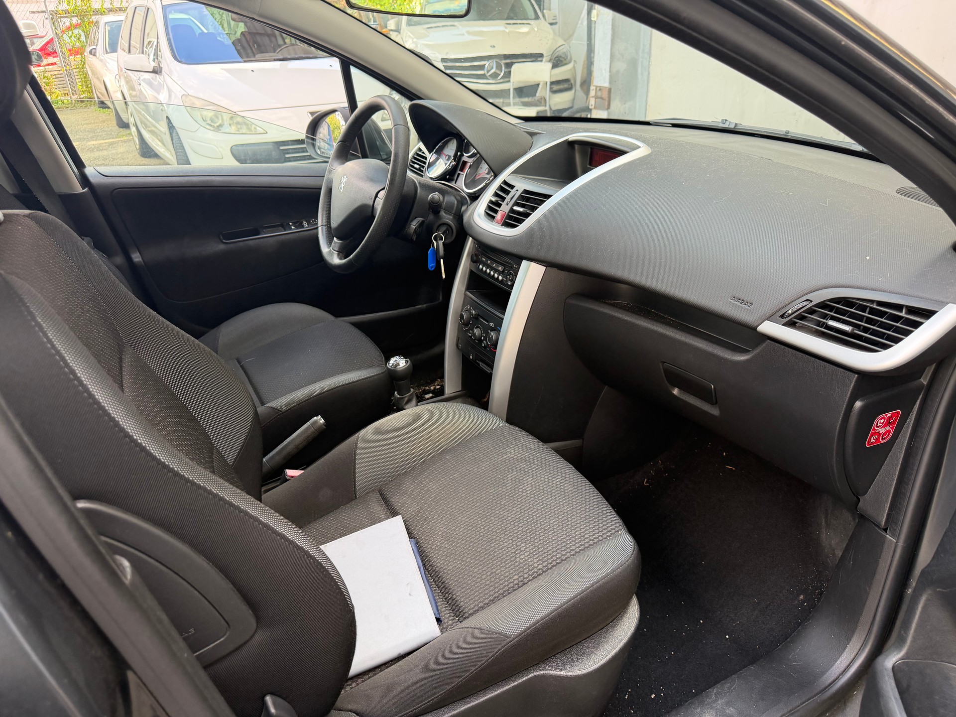 PEUGEOT 207 1.4 16V Trendy Clim-image-3