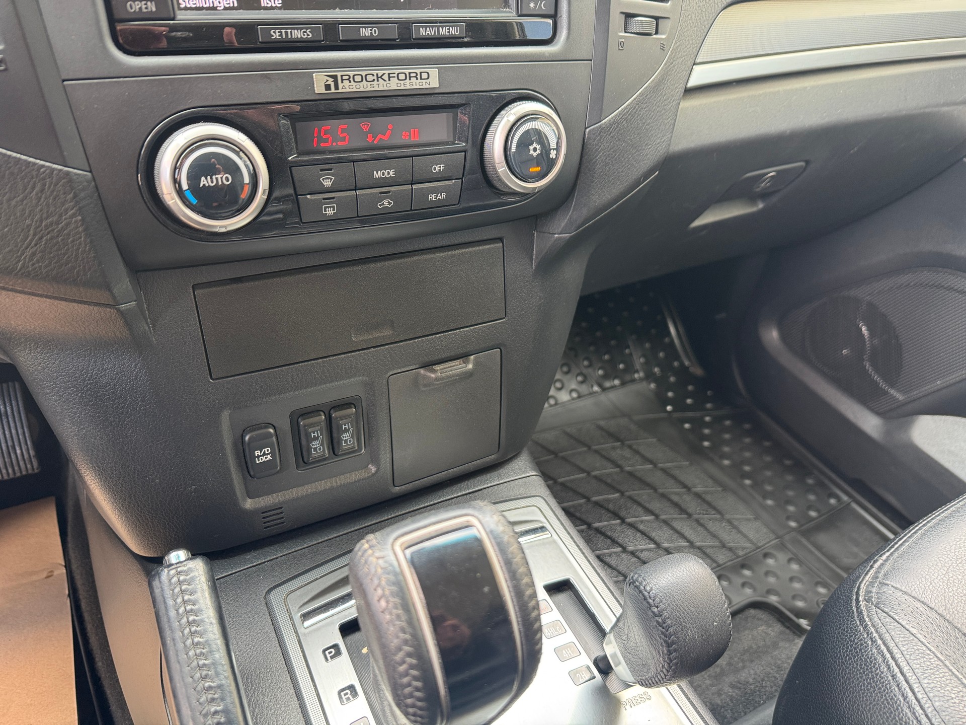 MITSUBISHI Pajero 3.2 DI-D Navigator Automatic-image-12