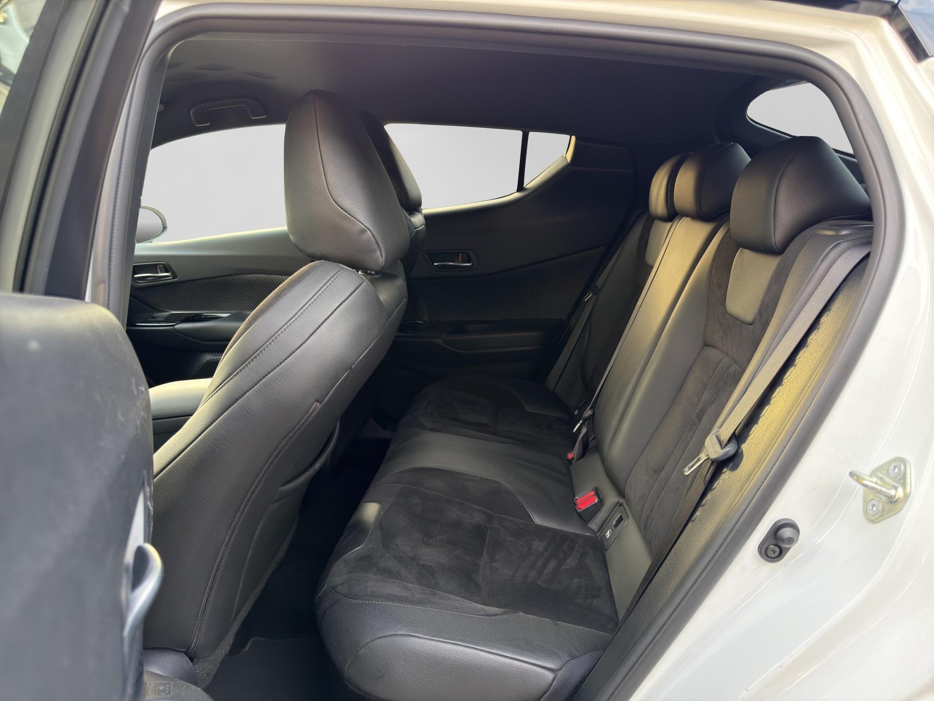 TOYOTA C-HR 2.0 VVTi HSD Move-image-6