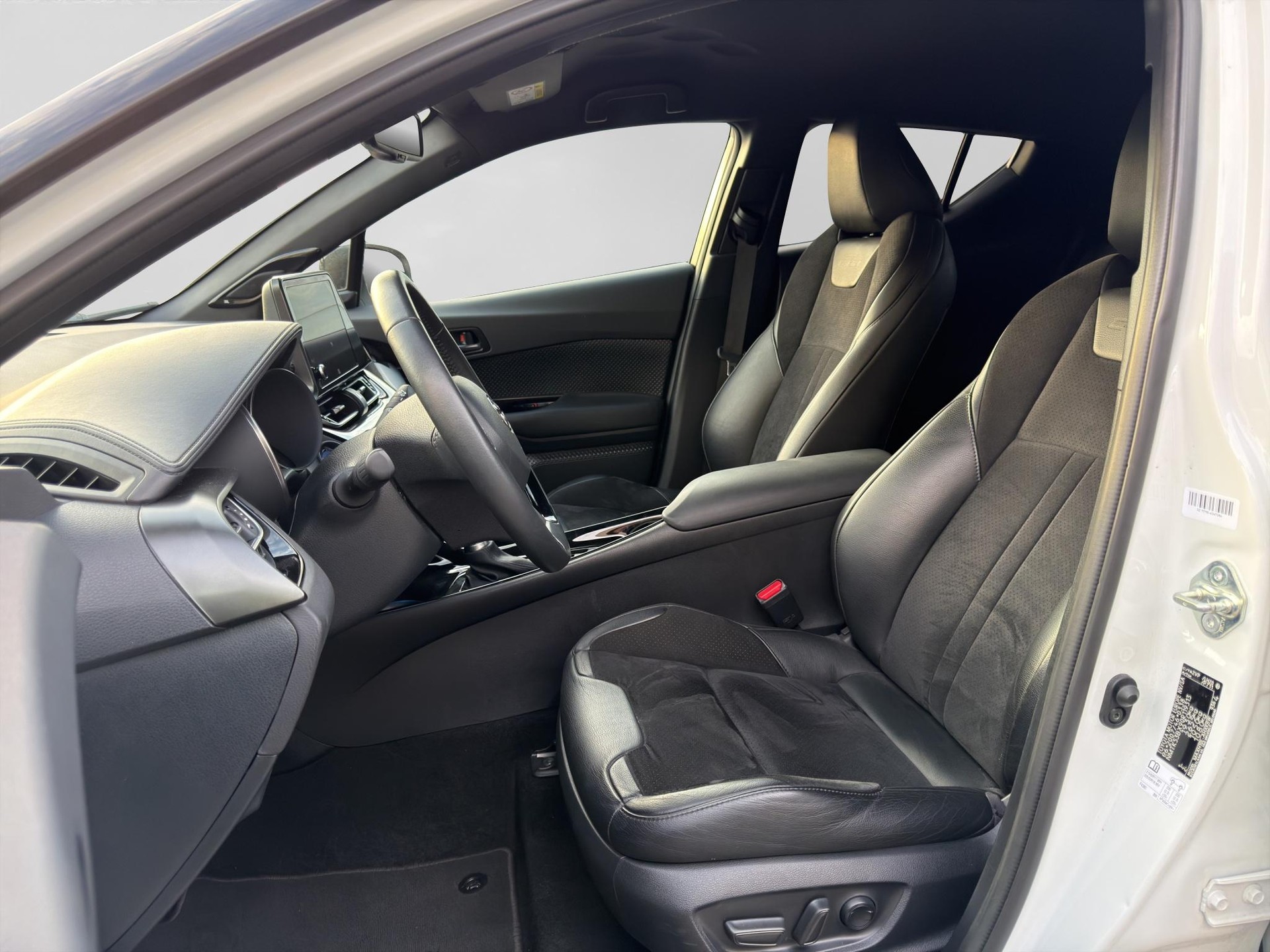 TOYOTA C-HR 2.0 VVTi HSD Move-showroom-element-1