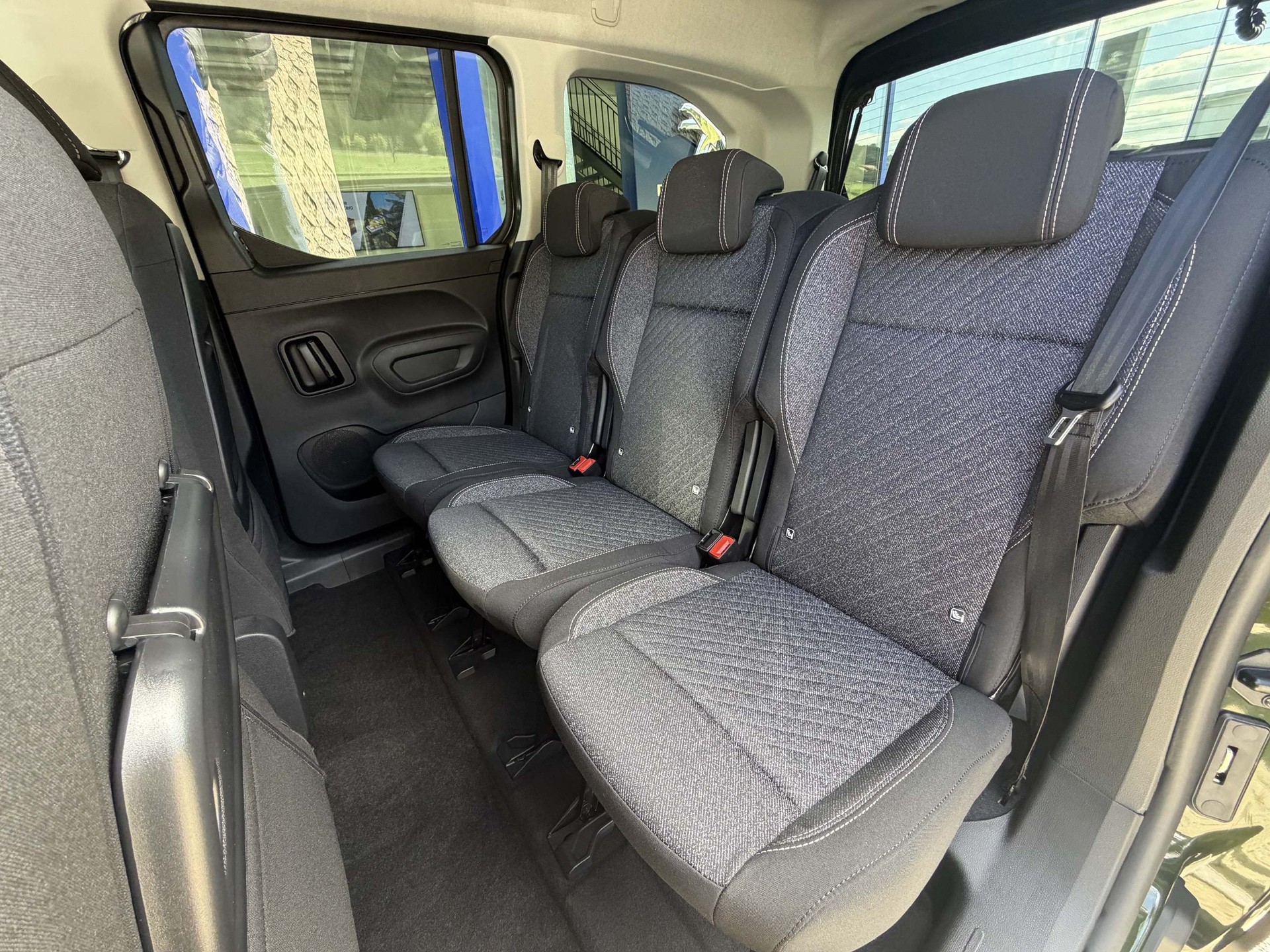 PEUGEOT Rifter Long 1.5 HDi 7-Plätzer Family Edition 1.9% Leasing-image-9