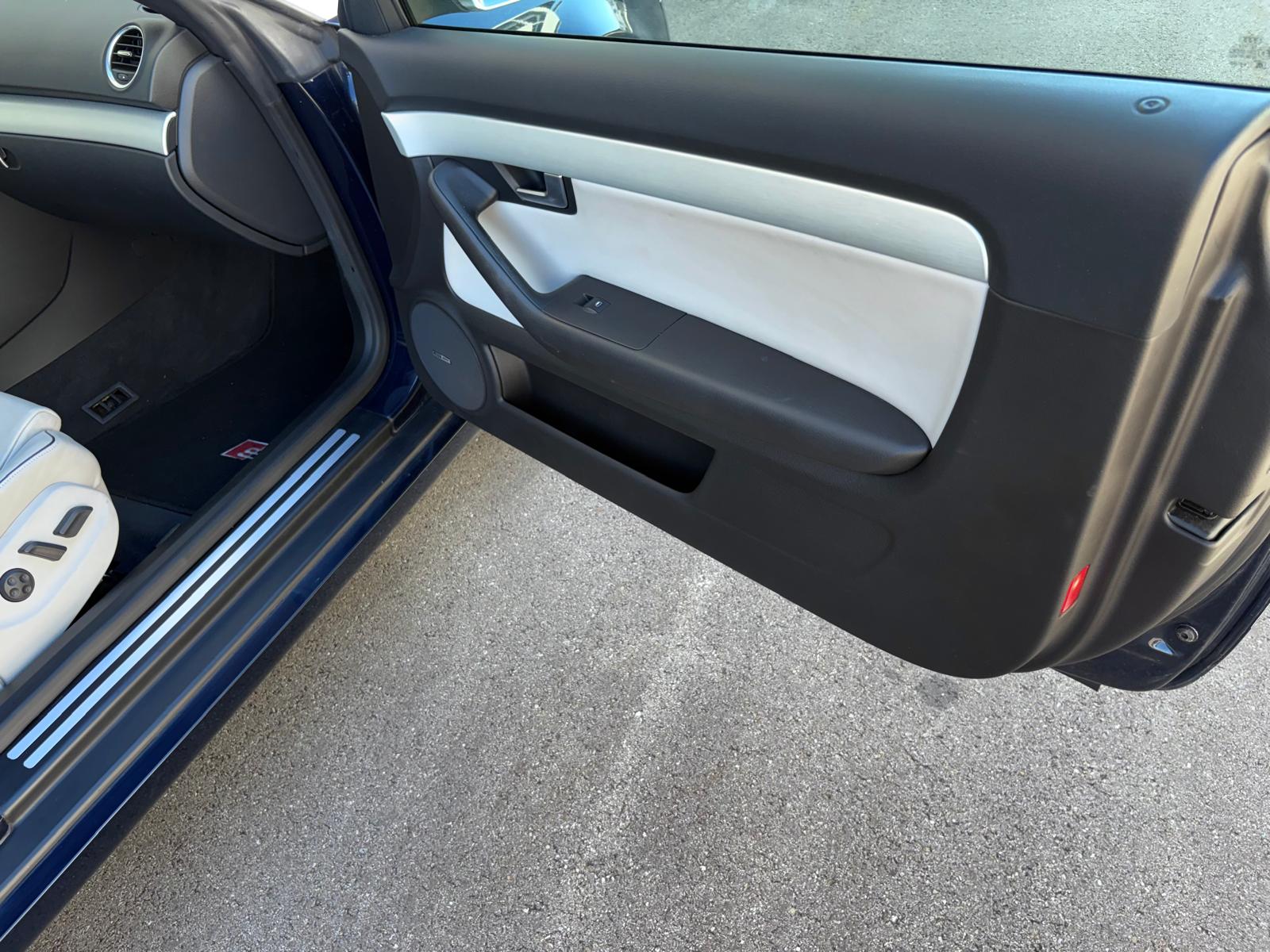 AUDI S4 Cabriolet 4.2 V8 quattro-image-9