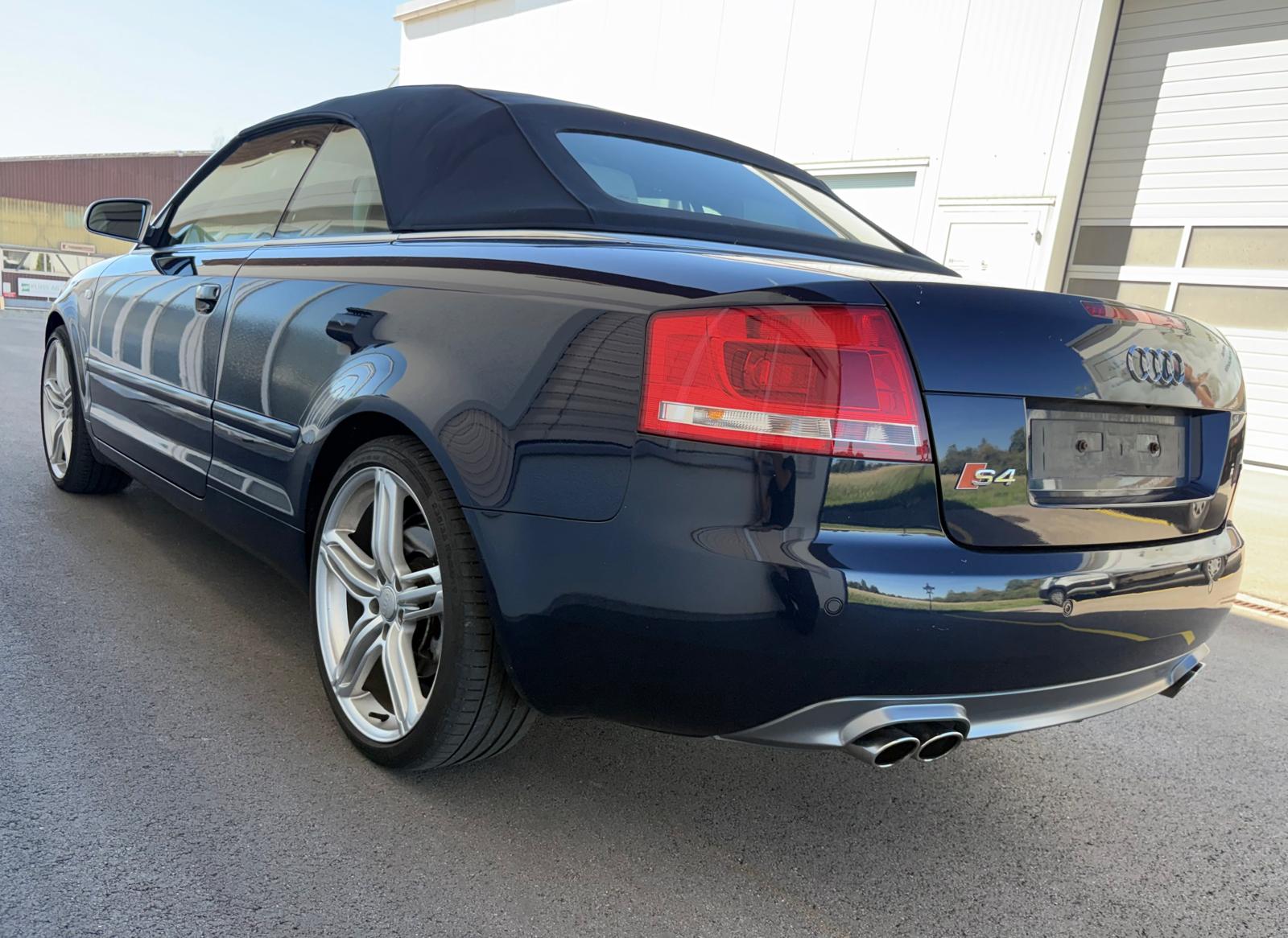 AUDI S4 Cabriolet 4.2 V8 quattro-image-1