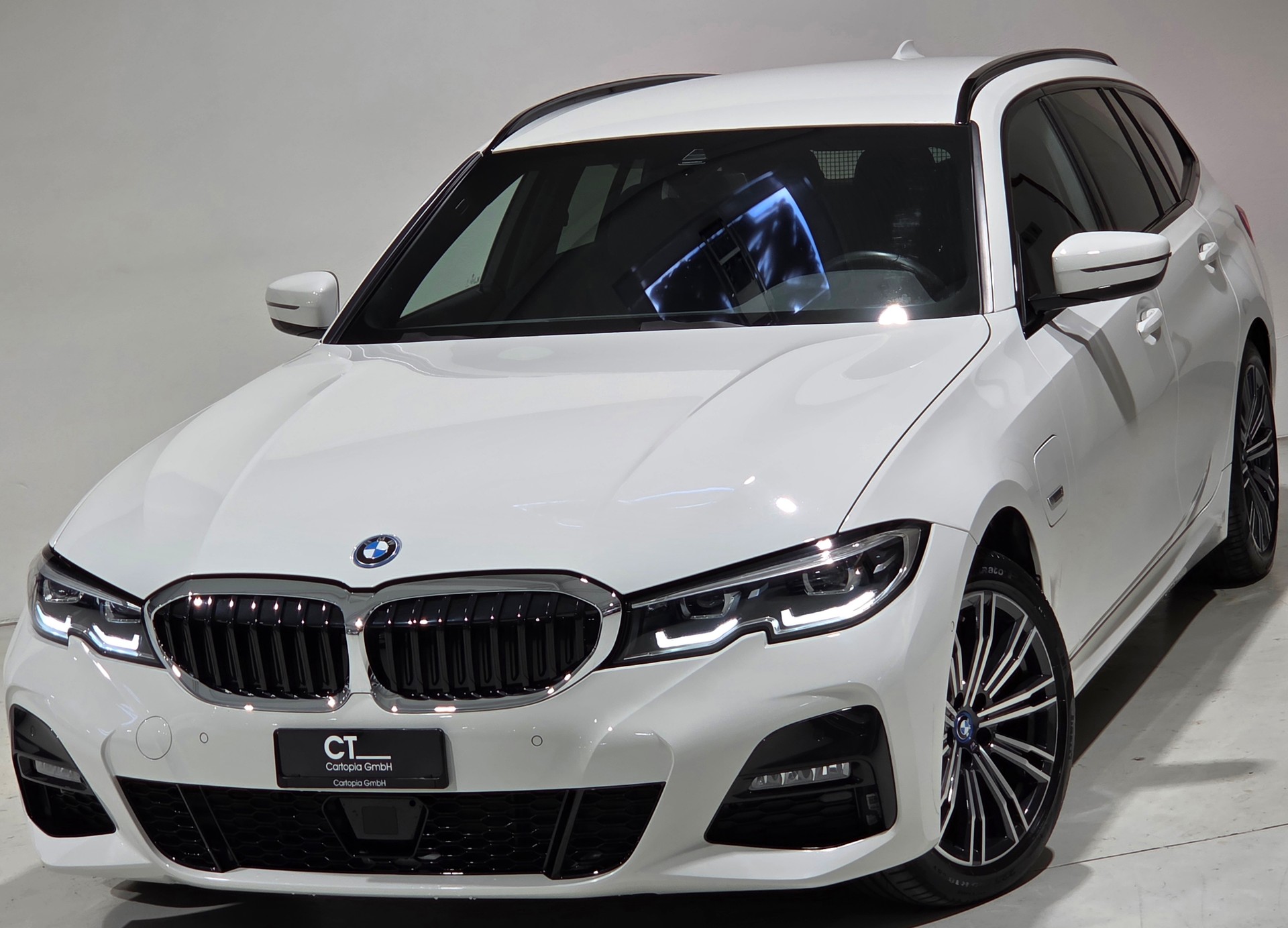 BMW 320e xDrive Touring Pure M Sport Steptronic-image-0